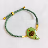 دستبند بته جقه سنتی رزینی سبز  مدل گل نیلوفر (لوتوس) با بند اسانسوری قابل تنظیم