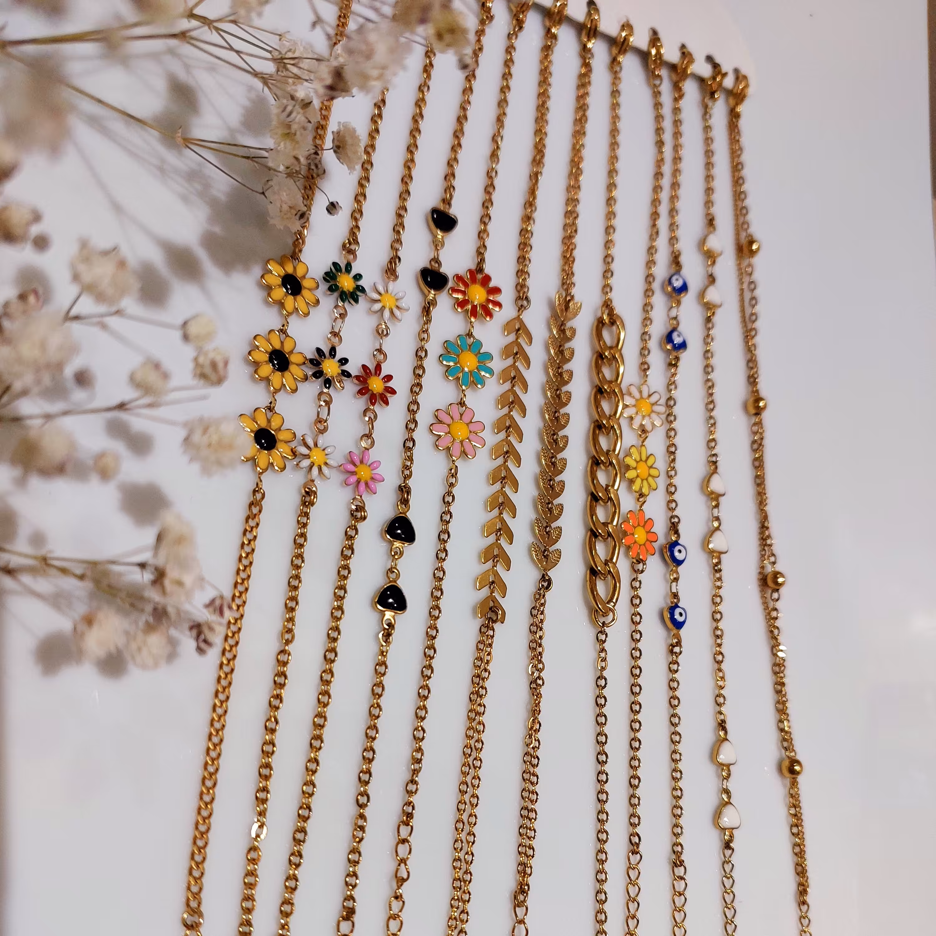 انواع دستبندهای کارتیر  بابونه زنجیری قلبی توپی  جنس استیل و رنگ ثابت 