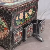 جعبه آرایشی پاپیه ماشه کشودار  بانقاشی لاکی روغنی باطول 25 سانتی متر وعرض 20 سانتی متر وارتفاع 25 سانتی متر با رنگ گیاهی