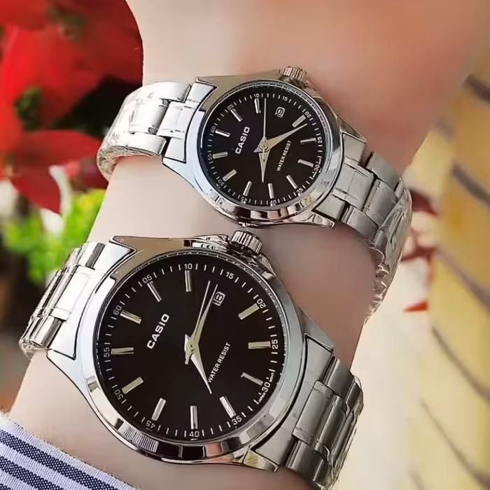 ست ساعت کاسیو زنانه و مردانه  با هم  بنداستیل نقره ای صفحه مشکی

