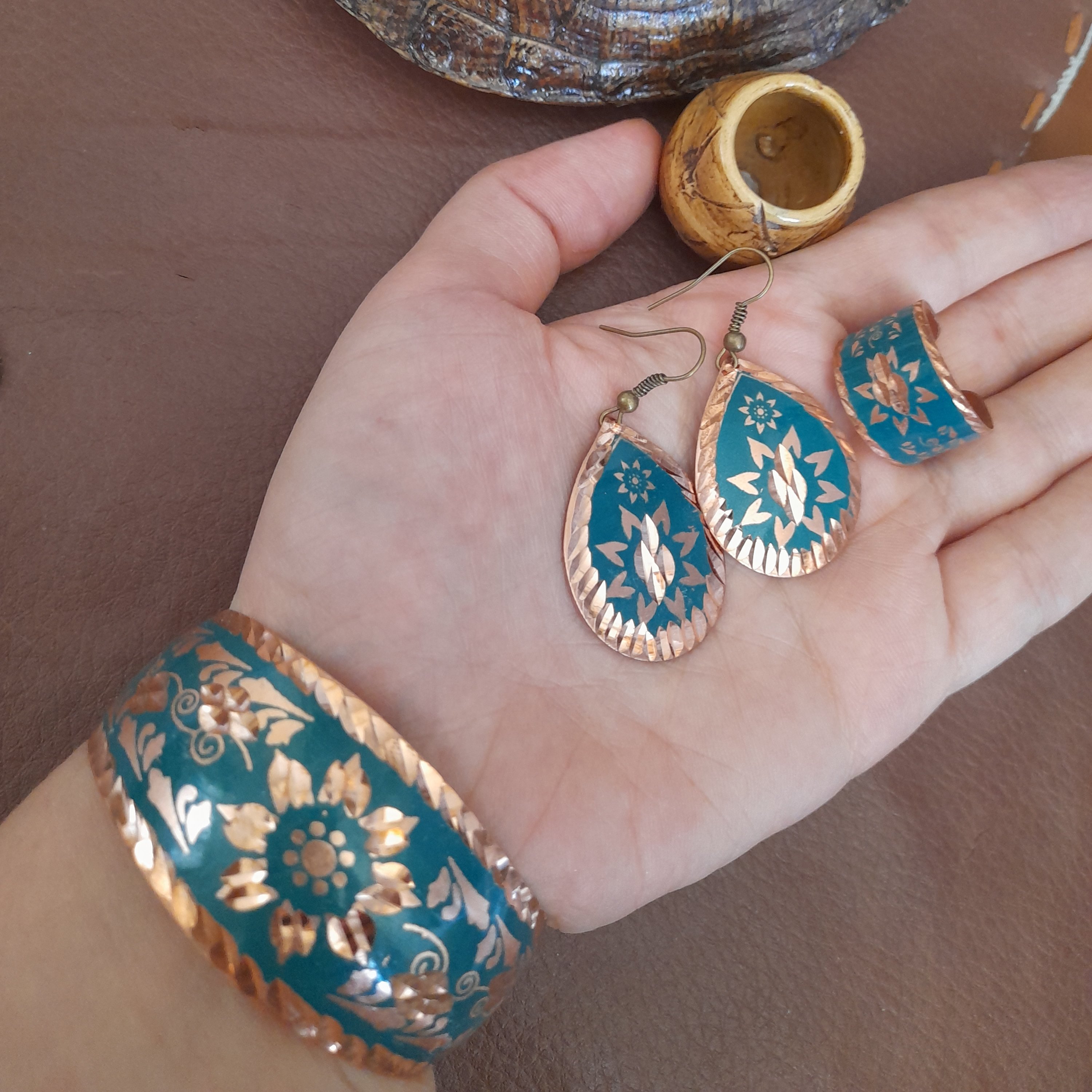 سرویس مسی دستبند انگشتر گوشواره اشکی مدل شکوفه رنگ آبی