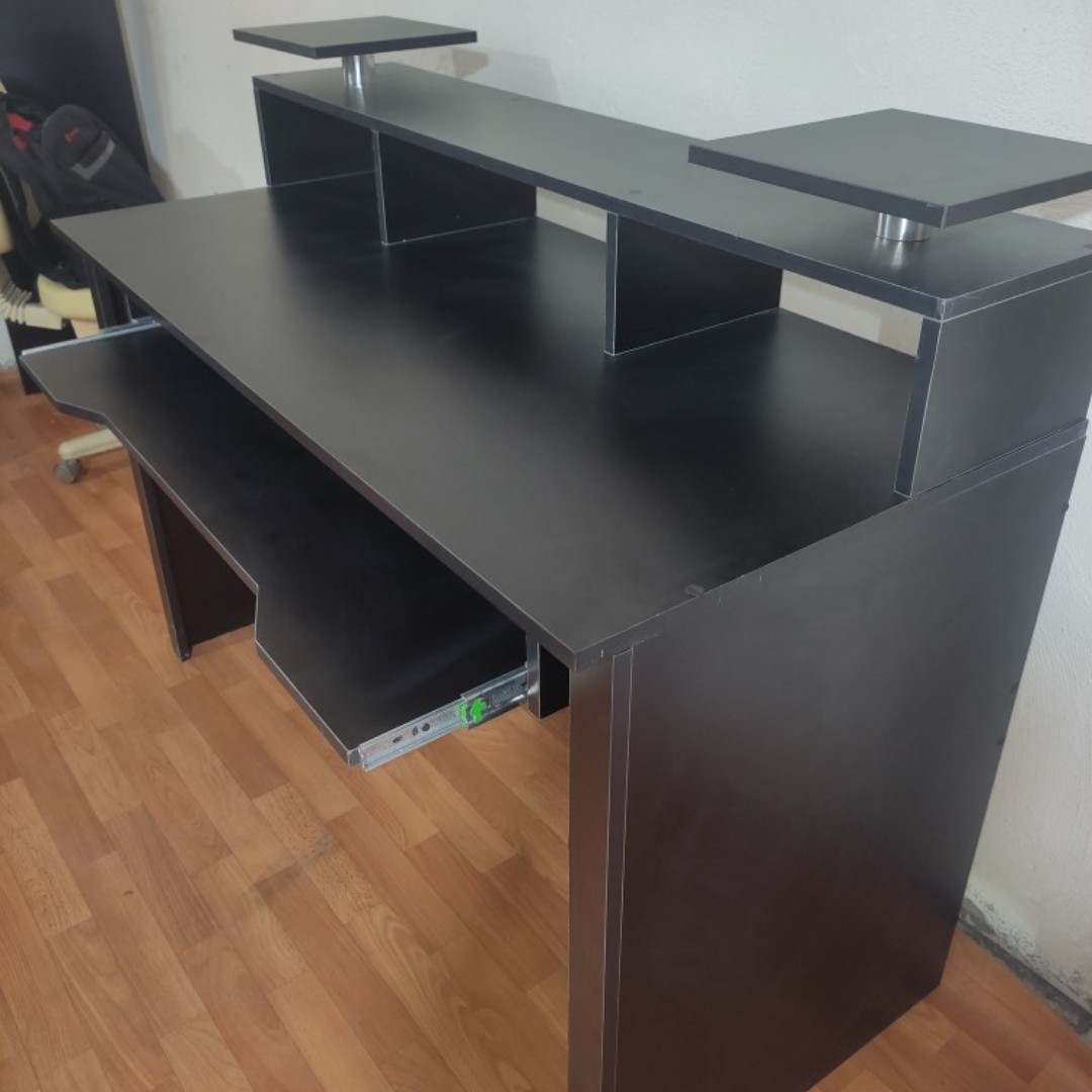 میز استودیویی رنگ مشکی ابعاد 130 در 60