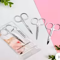 قیچی ابرو استیل ورساچ دارای ابعاد کوچک و سبک