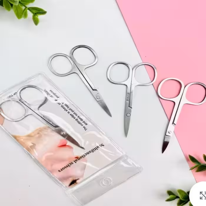 قیچی ابرو استیل ورساچ دارای ابعاد کوچک و سبک