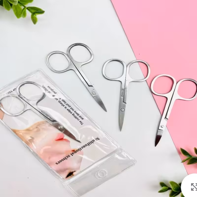 قیچی ابرو استیل ورساچ دارای ابعاد کوچک و سبک