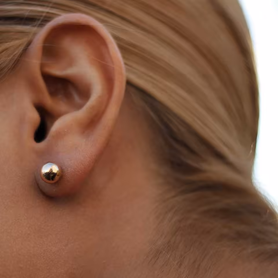 گوشواره میخی استیل طلایی با رنگ ثابت که سادگی و شیک بودنشان به شما حس مینیمال بودن را داده و برای کادو مناسب است.