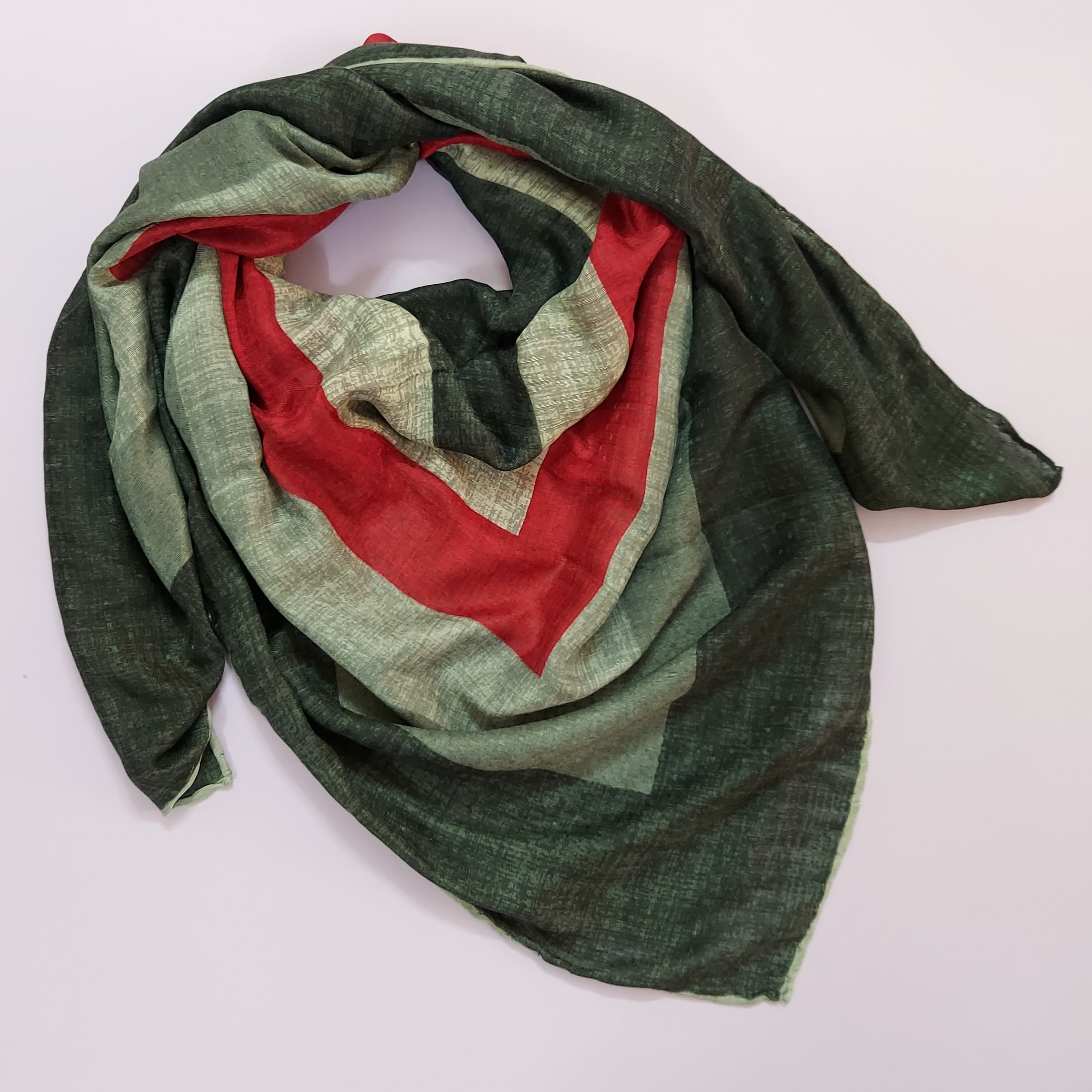 روسری حاشیه دار قرمز