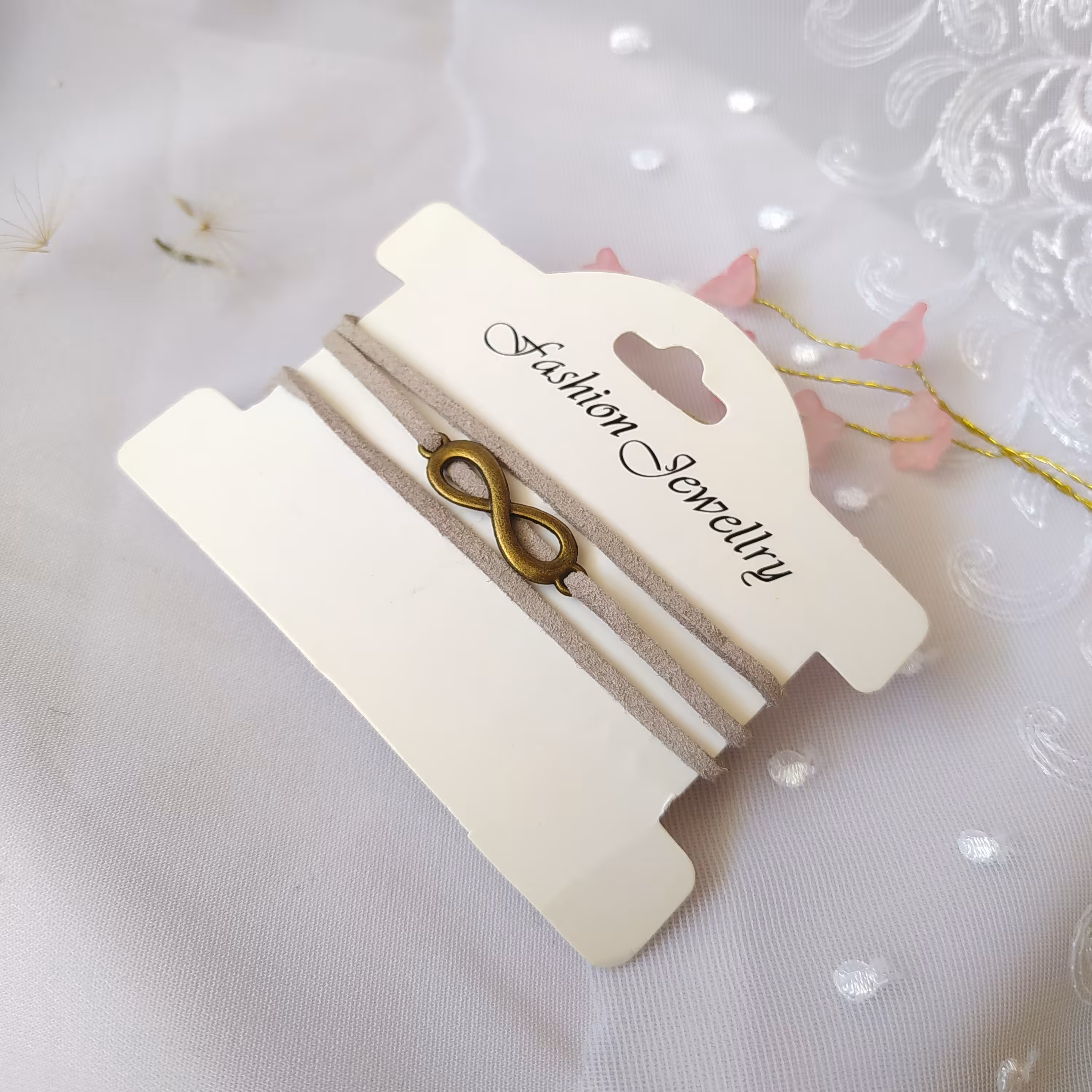 دستبند تریشه با پلاک برنجی پشت گره ای ساده هدیه کادو عیدی 6 عدد دستبند باهم ارسال میشود