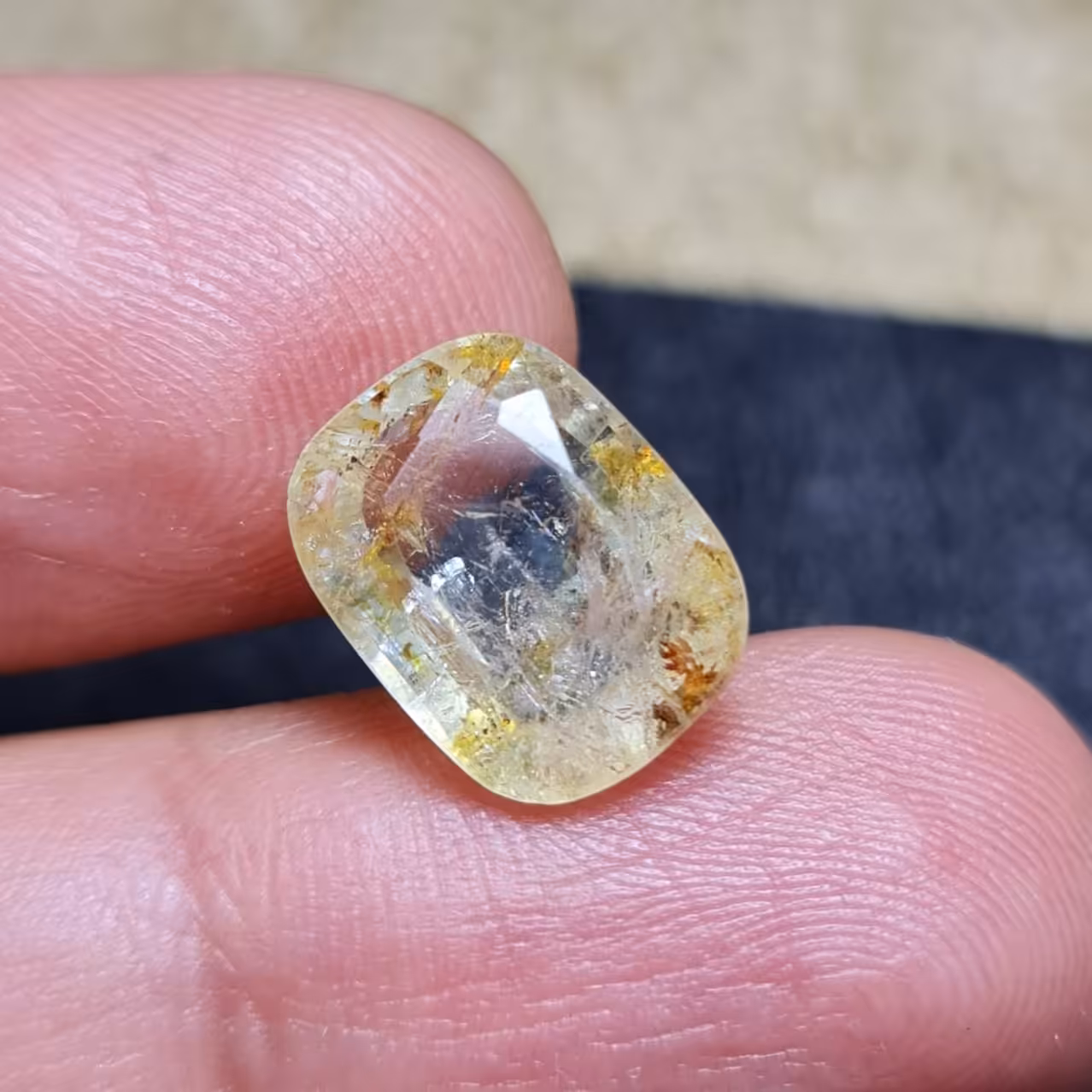  نگین زیبای سنگ طبیعی توپاز زرد معدنی با وزن 7 قیراط 
کد 28720
