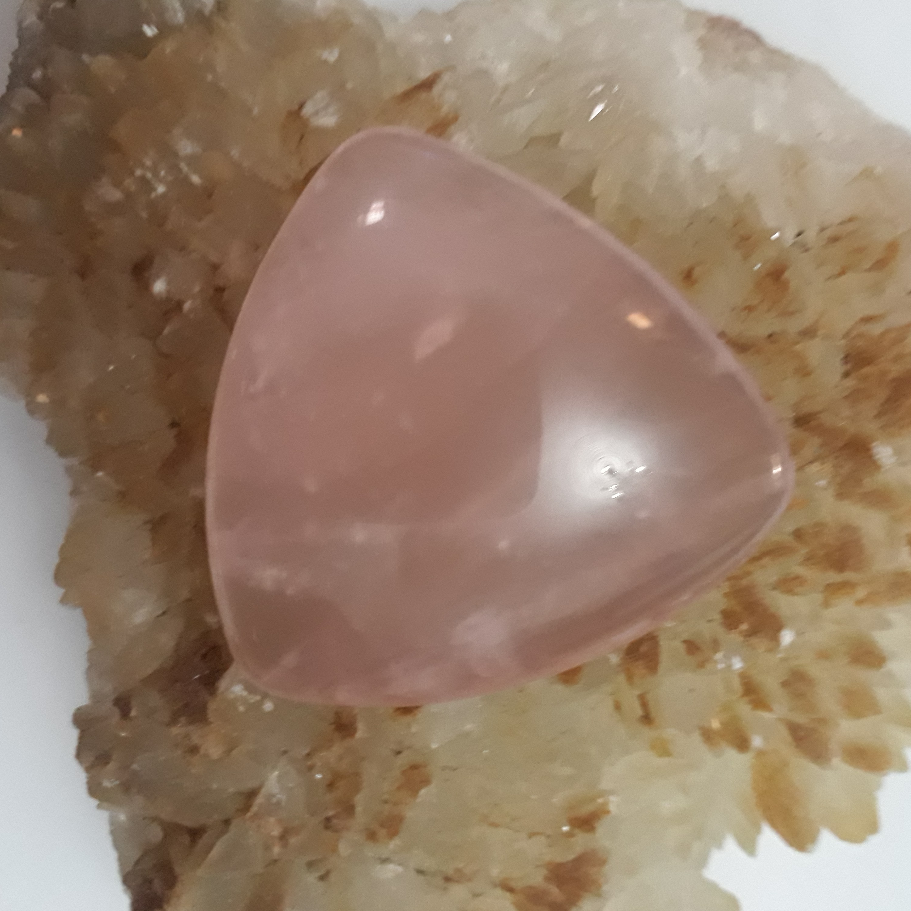 سنگ مثلثی شکل از سنگ طبیعی کواتز صورتی بسیار بزرگ 