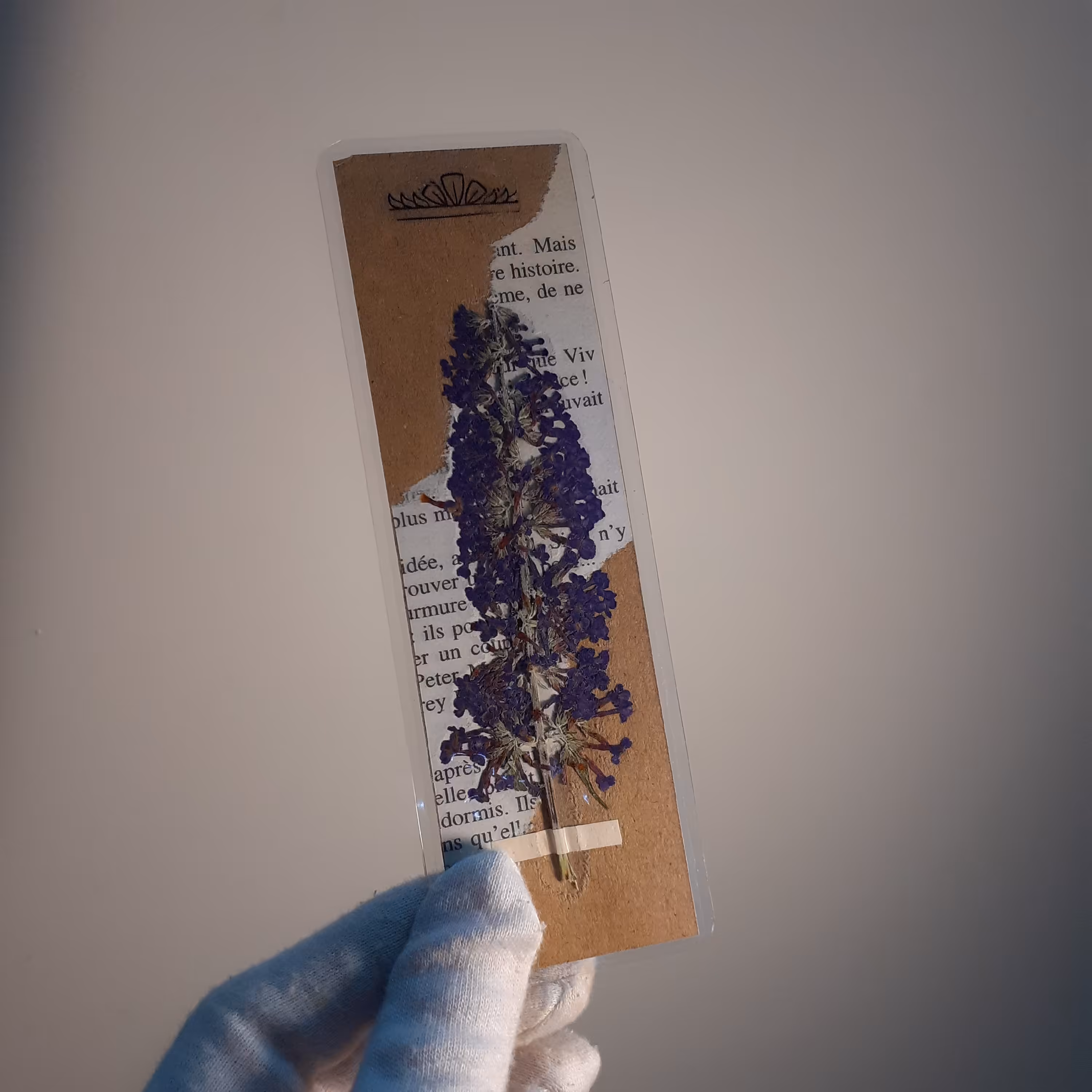 نشان کتاب . بوک مارک . نشانگر کتاب پرس شده با گل خشک طبیعی 