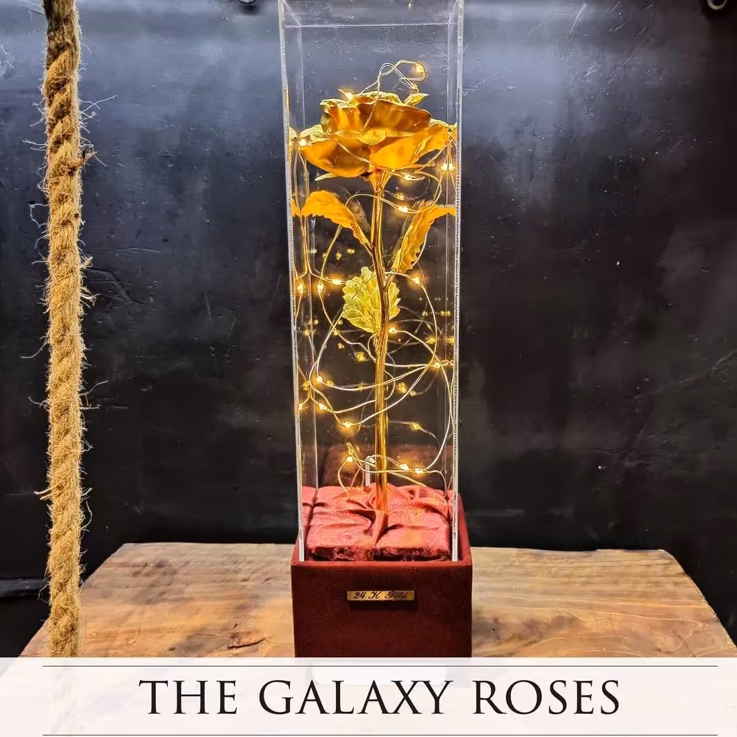 گل رز مصنوعی گلکسی رنگ طلایی باکس تندیسی با ریسه آفتابی  - کد 123
