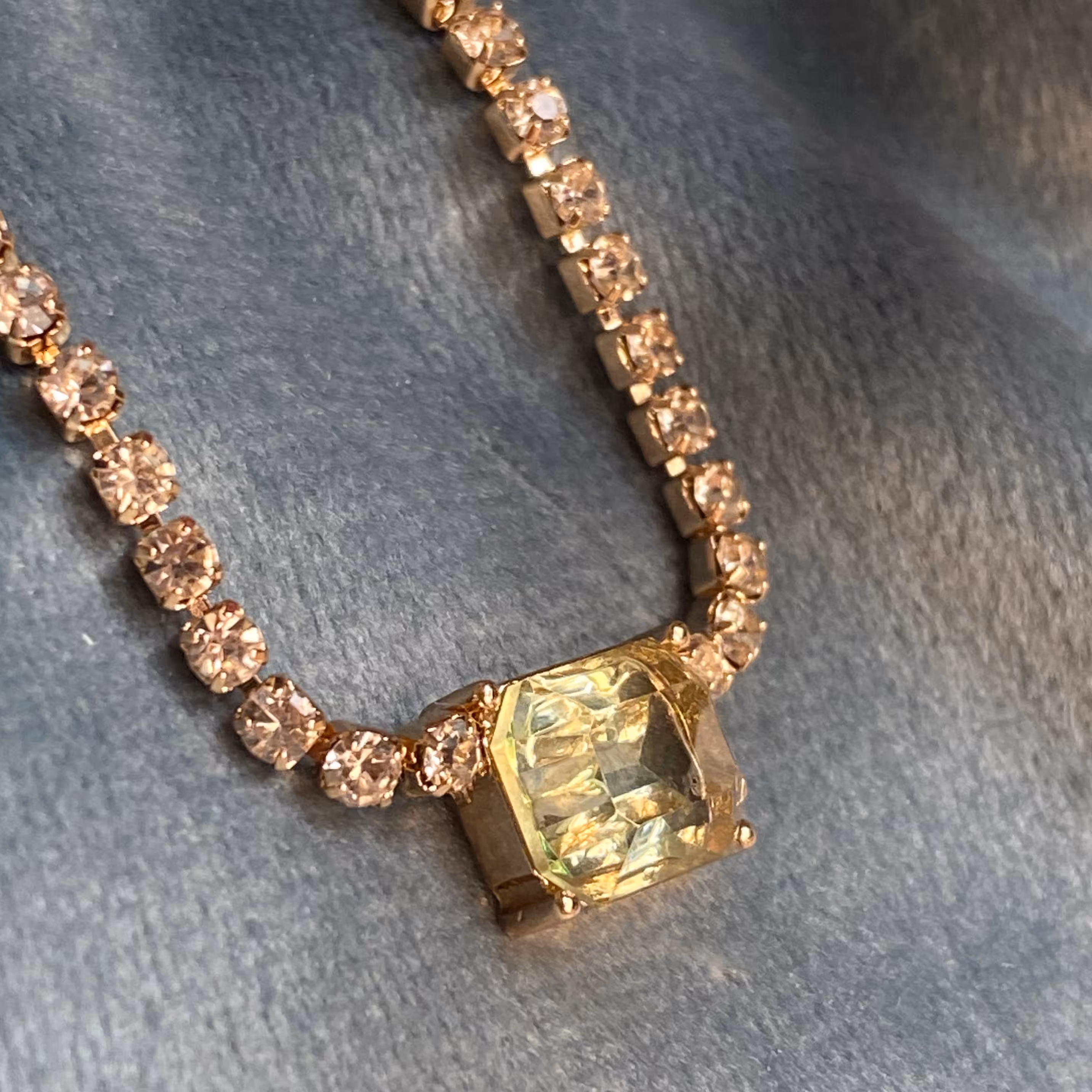 گردنبند تمام نگین با کریستال سبز گردنبند مجلسی بینظیر برای کادو تولد و عیدی