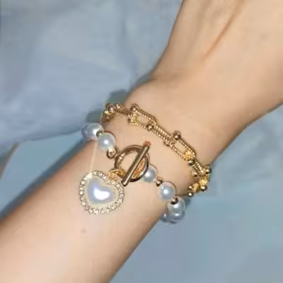 دستبند تیفانی و قفل تی مرواریدی با آویز قلب طلایی، رنگ ثابت، مشابه طلا