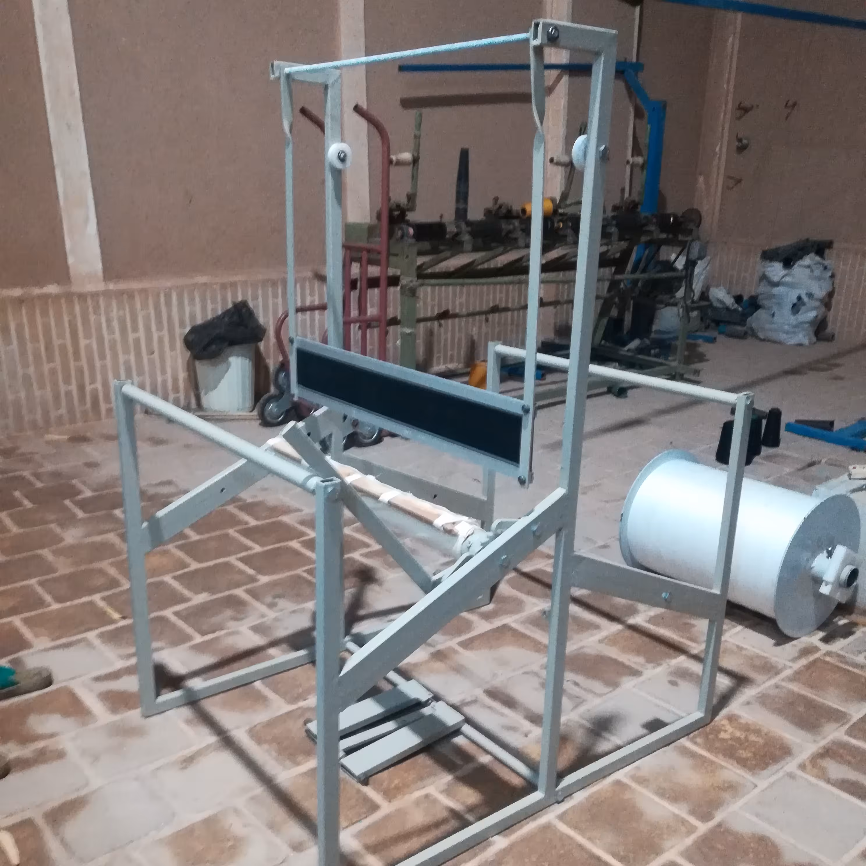 دستگاه کاربافی  یک دریک متر  رنگ شیری برند میراث  کهن اردکان این محصول با باربری و به صورت پسکرایه ارسال می شود 