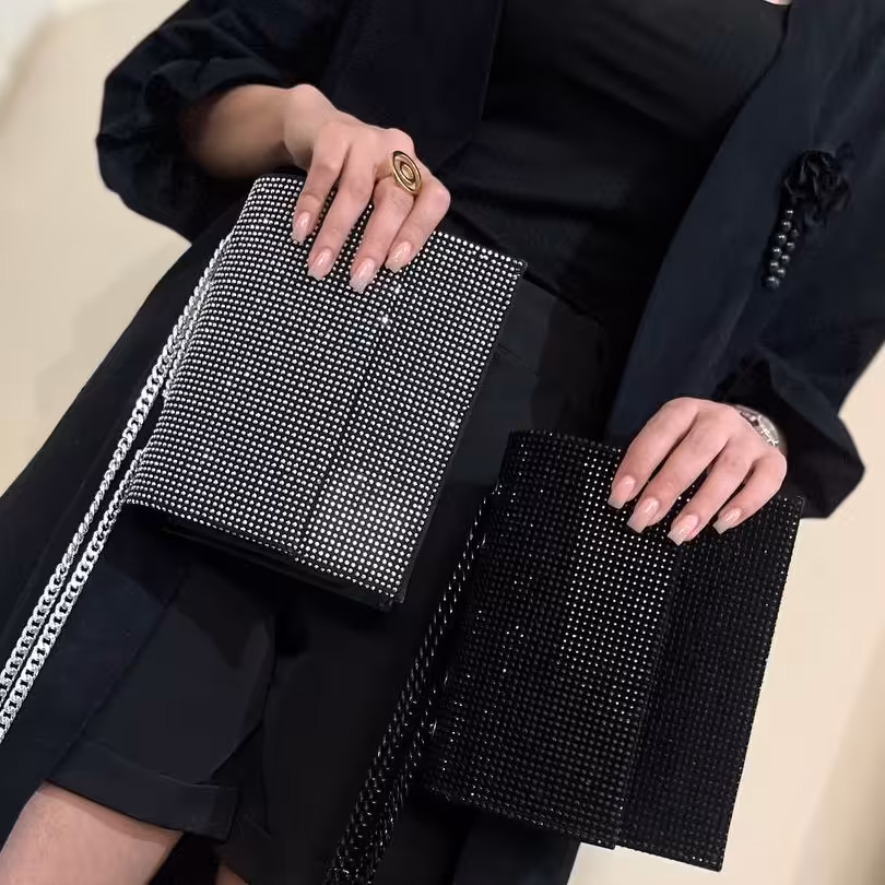 کیف دخترانه پاسپورتی وارداتی نگینی طلایی سیلور  و مشکی با زنجیر هم رنگ نگین کیف