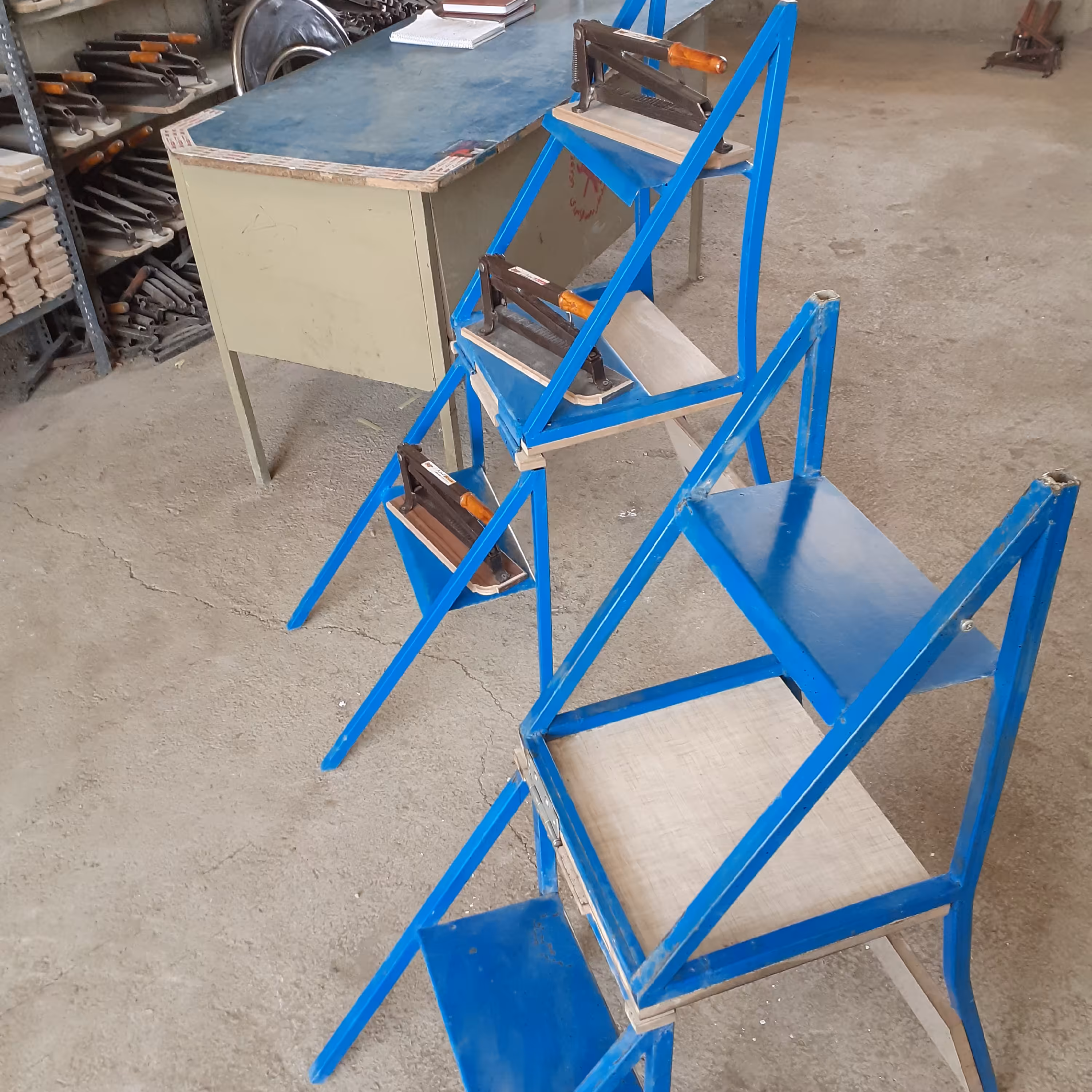 یه صندلی سه کاره (  نردبان پله شو) و  استند گلدان شما  مناسب هر مکان منزل مغازه مسجد و مدرسه و م..... 