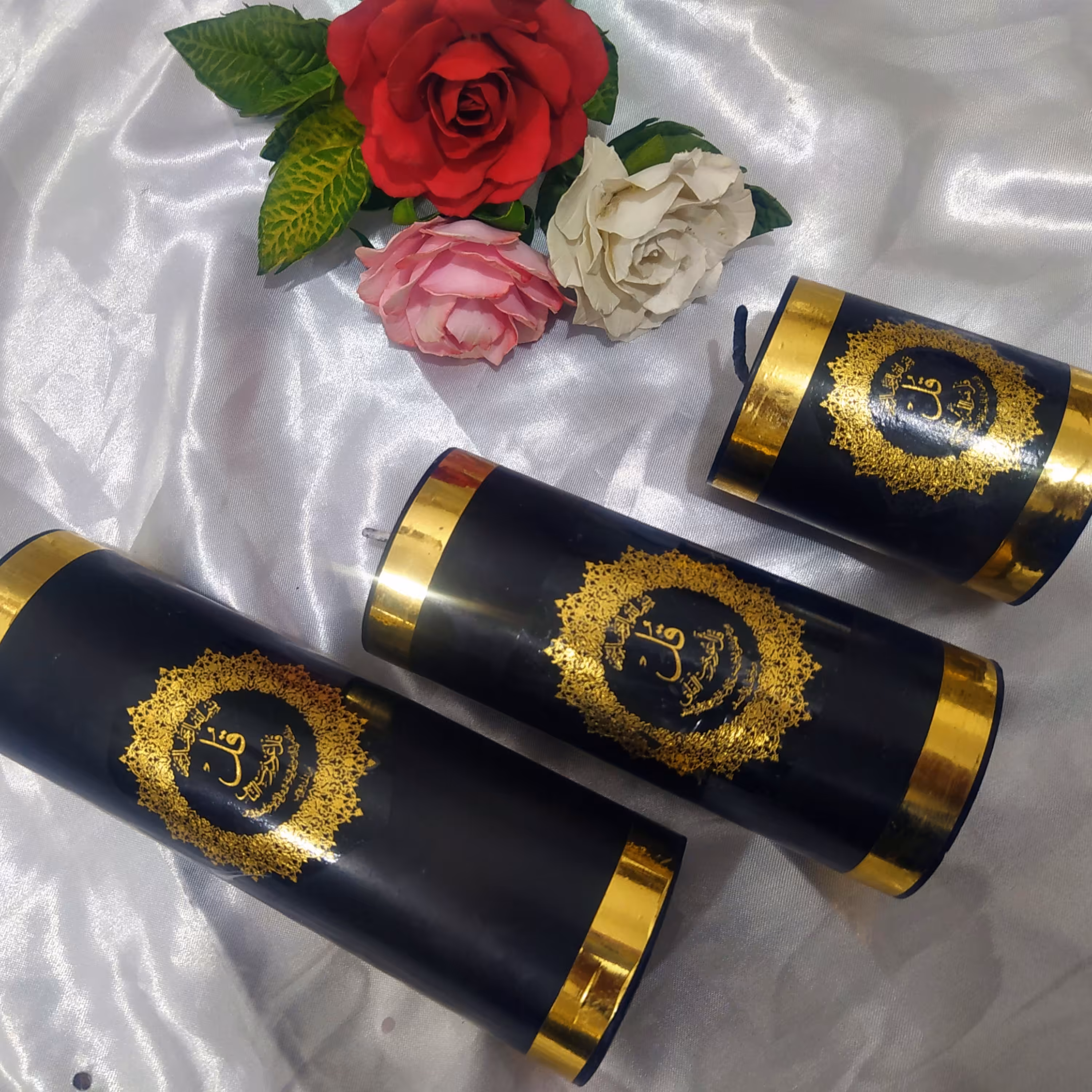 ست شمع استوانه مشکی بانوشته آیه قرآنی طلاکوب قطر6سانت وارتفاع 10.15و20سانت باپارافین درجه یک وبدون دودوزمان سوخت طولانی