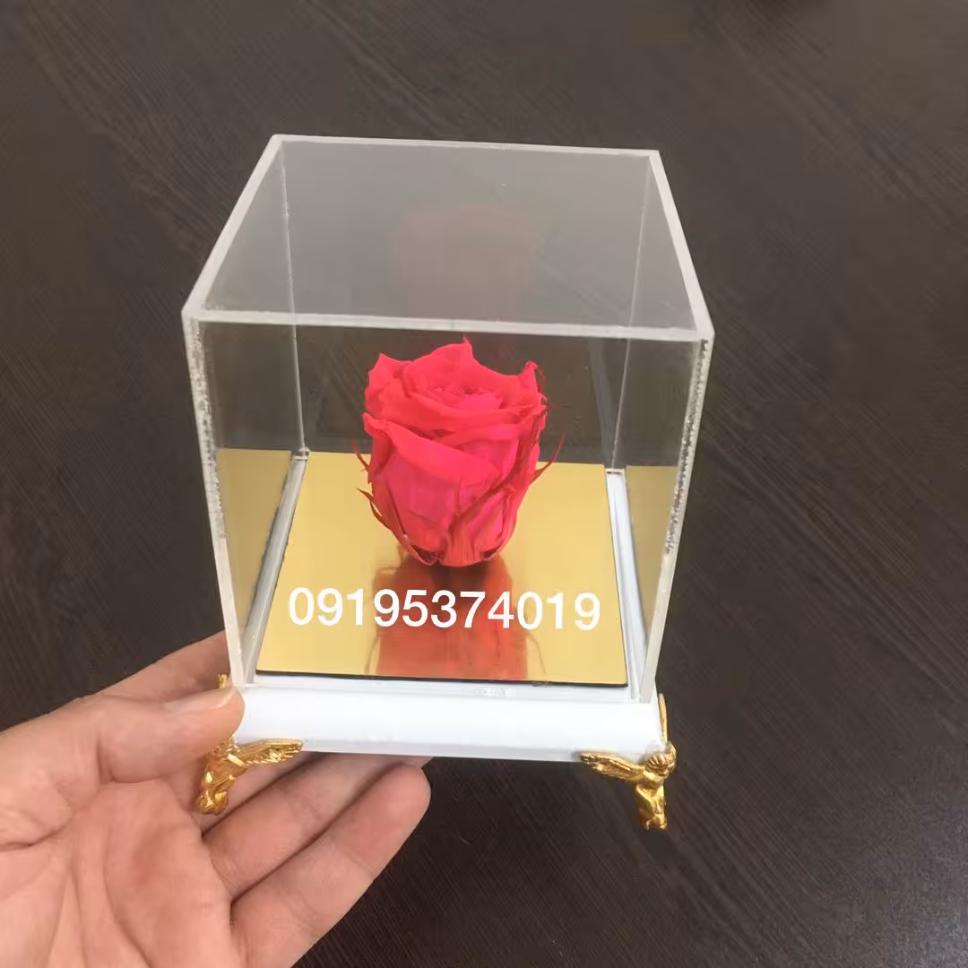 گل رز جاودان قرمز با پایه رومیزی طرح آنجل با پکیج کامل