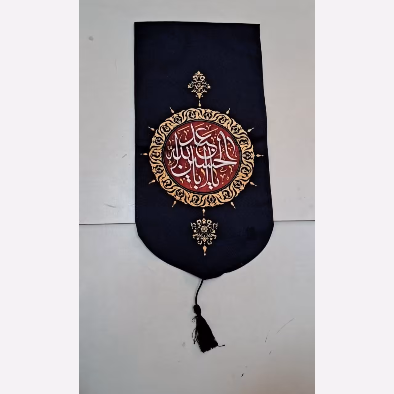 پرچم آیفونی طرح محرم اندازه 50 در 20 سانت متن چهارسلام یا اباعبدلله الحسین مناسب منازل و آپارتمان ها  