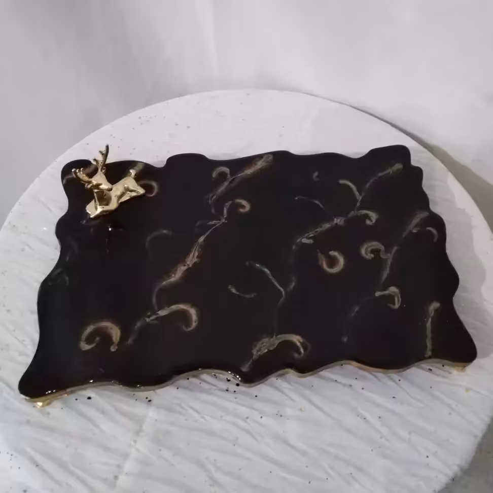 ظرف پایه دار.. جنس رزینی کار شده روی چوب.. قابل اجرا به رنگ دلخواه شما 