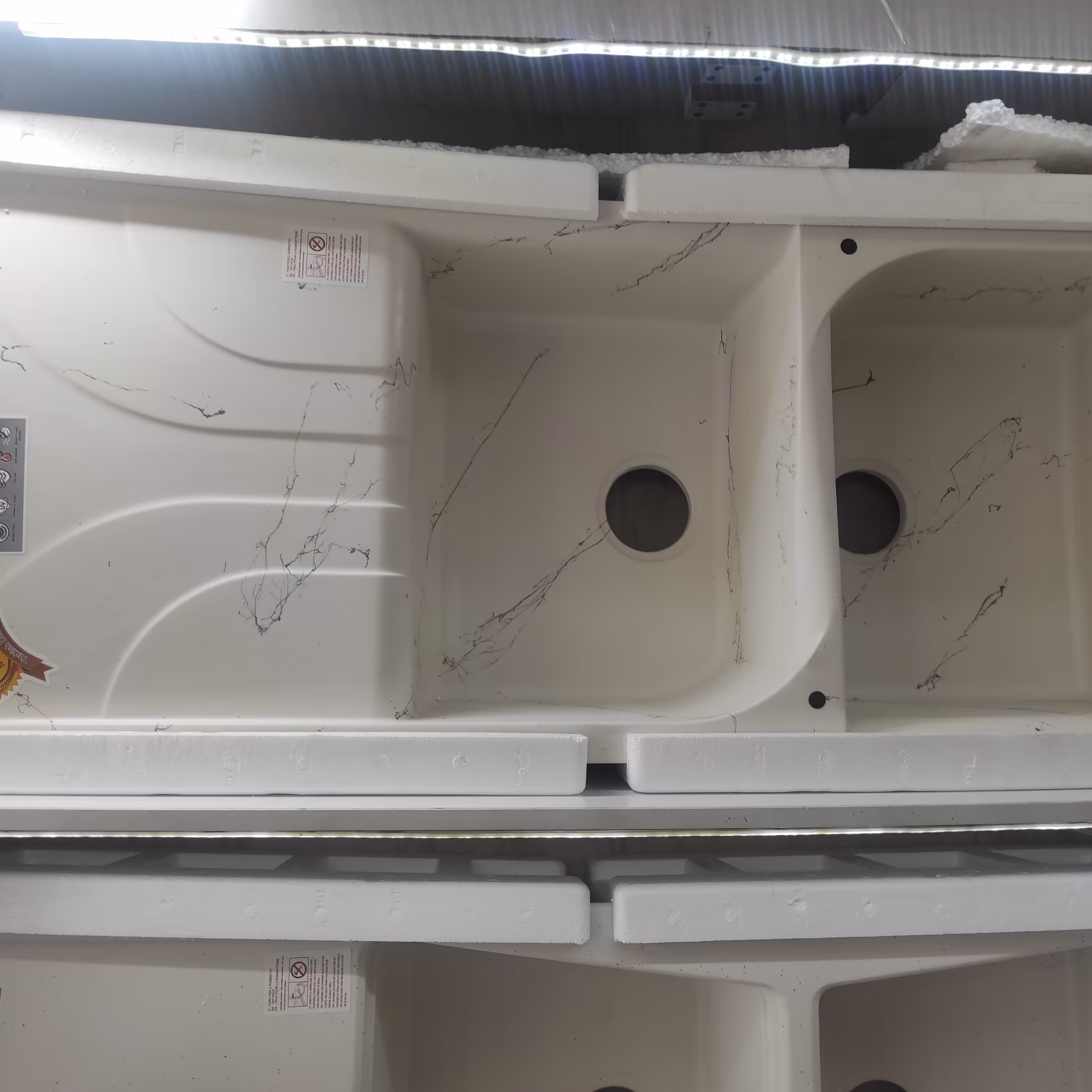 سینک سفید رگه طلایی