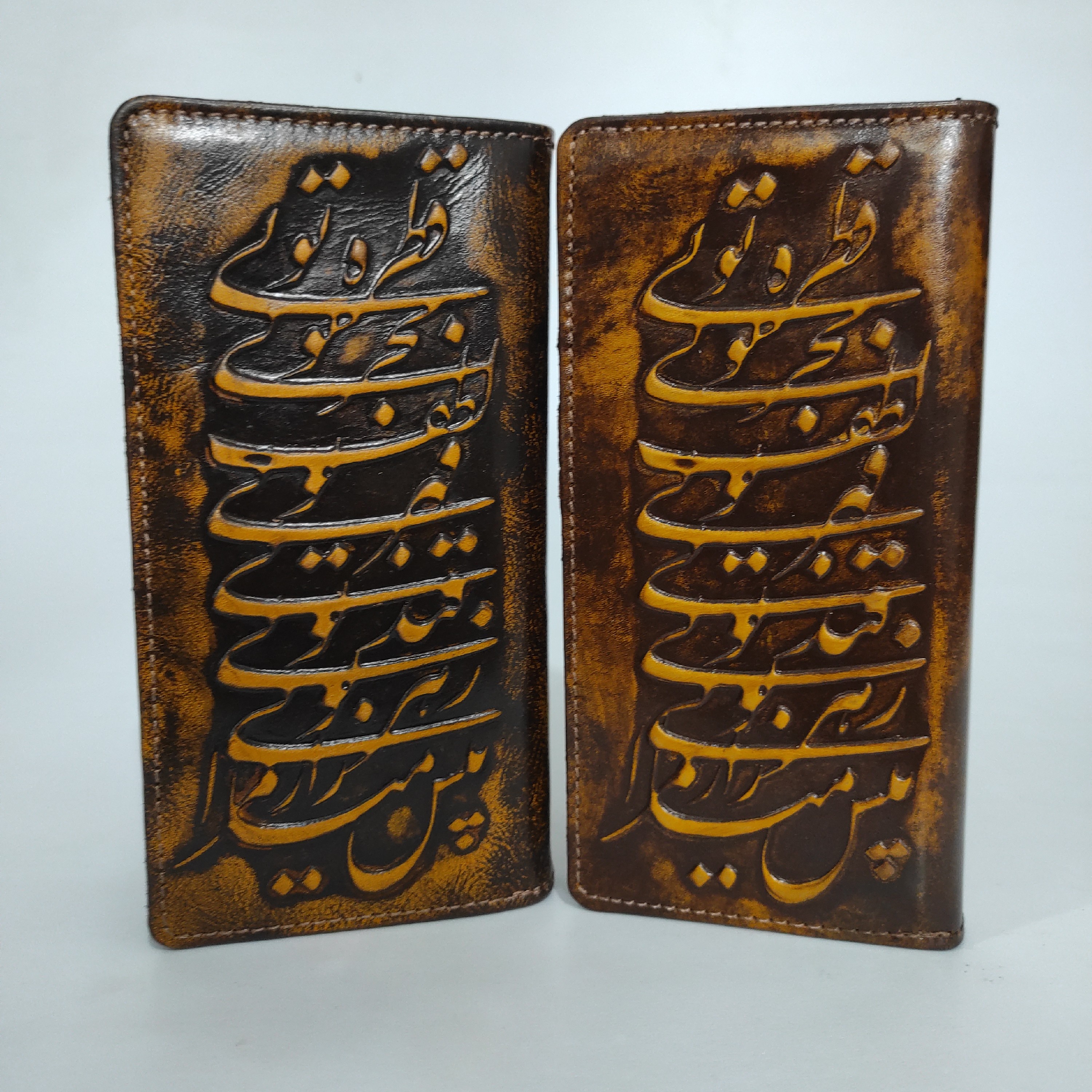 کیف پول مردانه کتی و پالتویی چرم طبیعی گاوی با طرح برجسته نستعلیق ( قبل سفارش موجودی بگیرید)