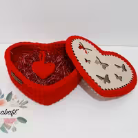 باکس هدیه ولنتاین به همراه جاکلیدی قلبی هدیه ای زیبا و خاص برای خاص پسندان