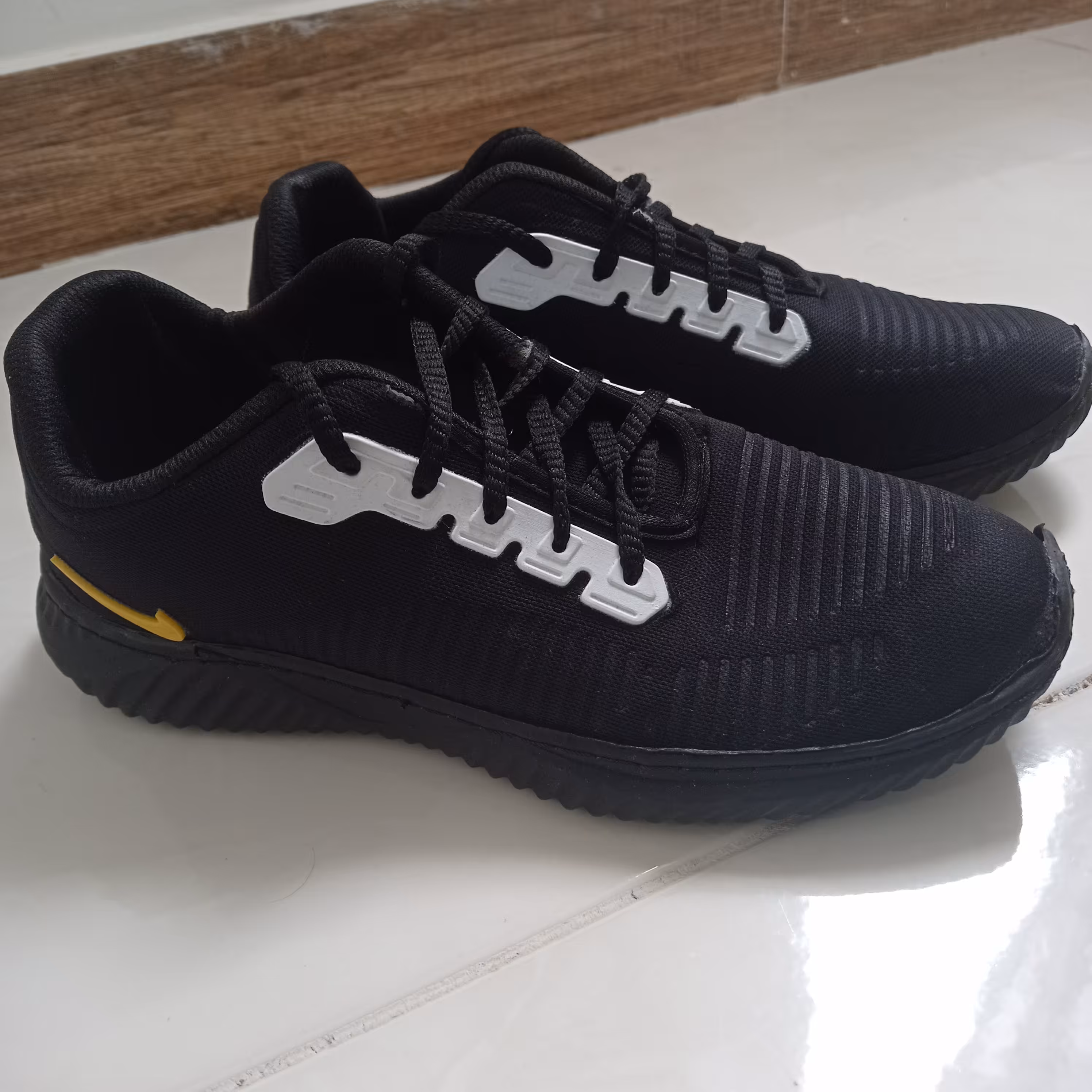 کفش مردانه اسپرت زیره نرم و راحت دور دوخت مناسب پیاده روی و روز مره        