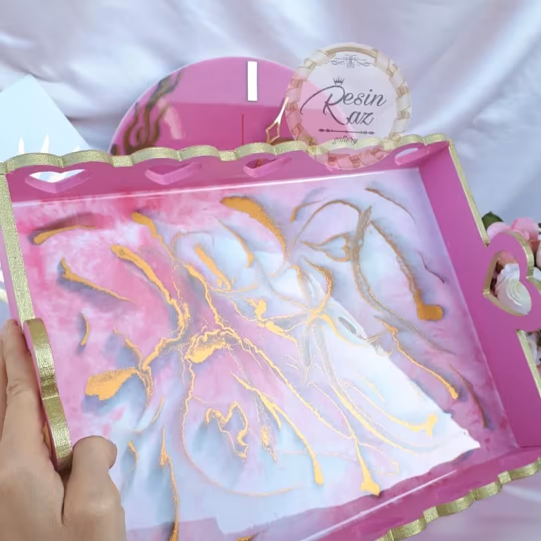 سینی سرو صبحانه چوب و رزین  صورتی طرح ماربل مدل قلبی