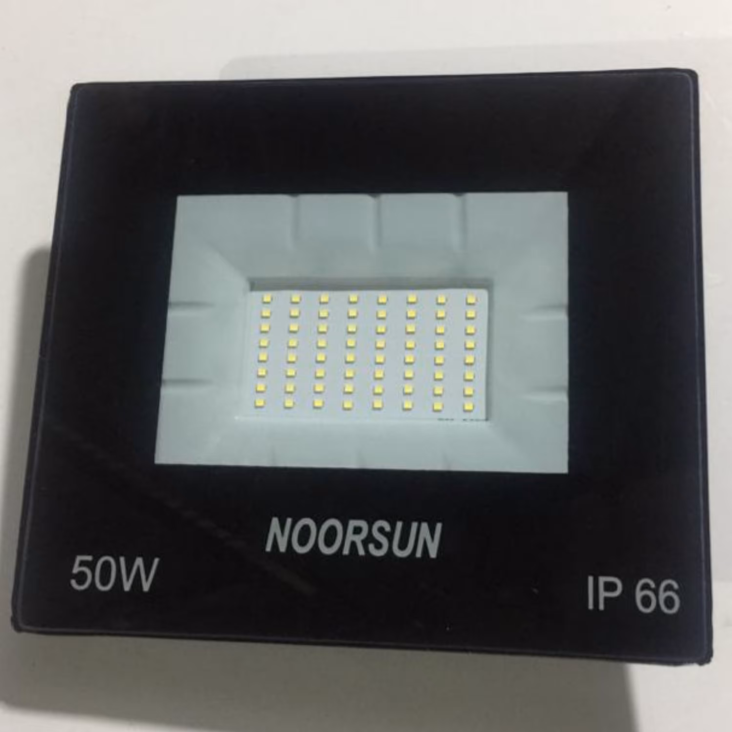 پروژکتور 50  وات با یک سال گارانتی تعویض بی قید و شرط با نور دهی بالا و عالی.