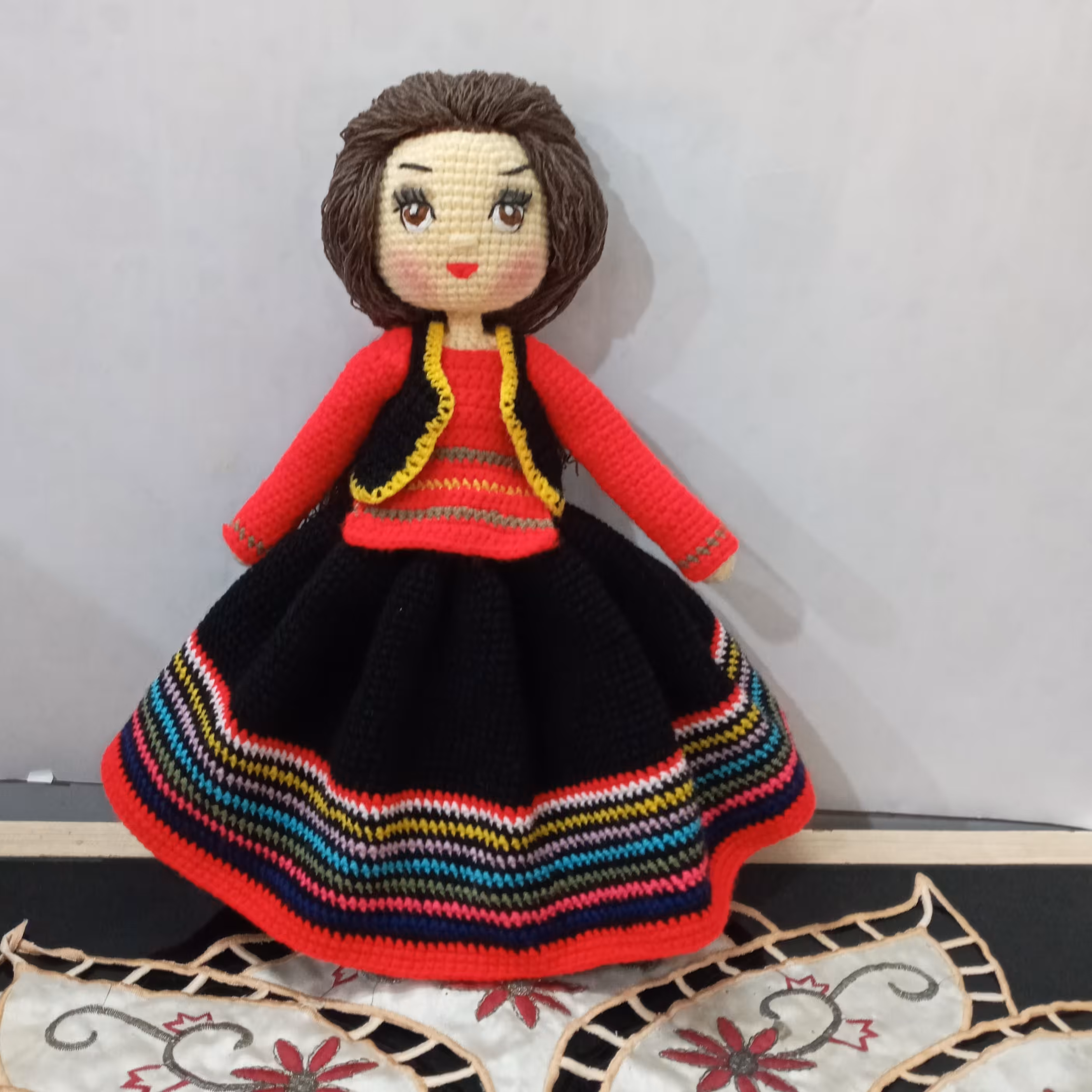 عروسک دختر با لباس سنتی