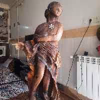 تندیس دختر ساخته شده از چوب گردو با رنگ طبیعی مناسب سلیقه های زیبا و منازل لاکچری