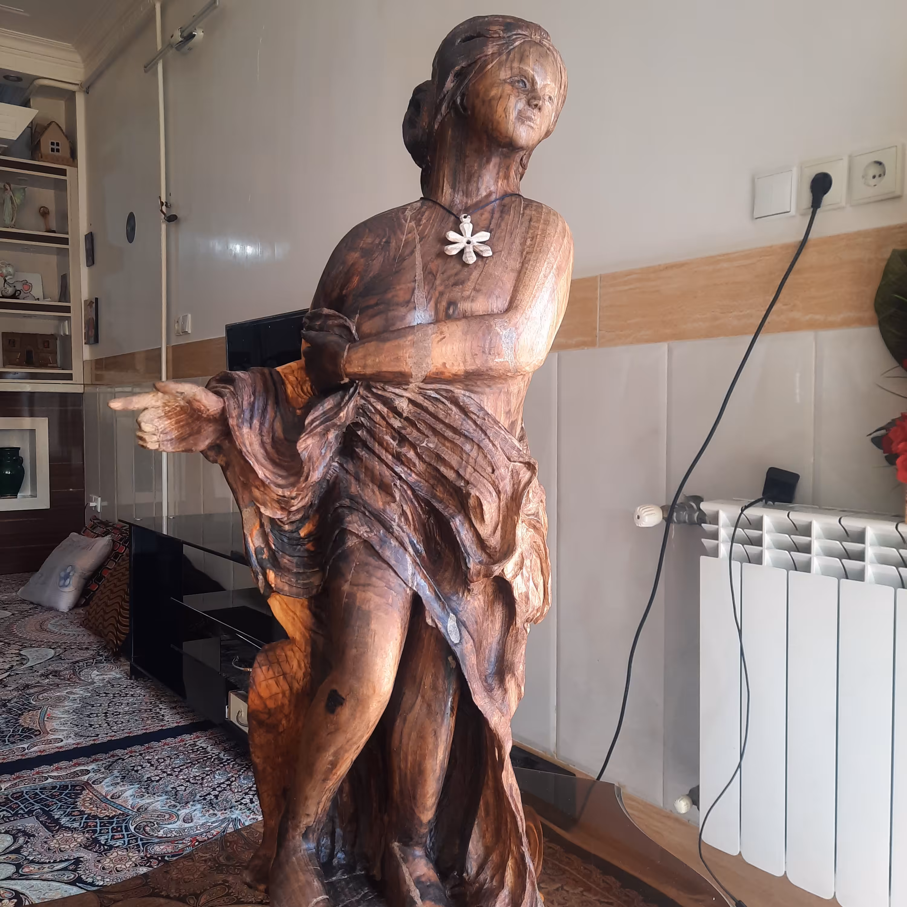 تندیس دختر ساخته شده از چوب گردو با رنگ طبیعی مناسب سلیقه های زیبا و منازل لاکچری