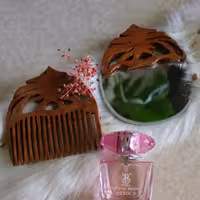 شانه و آیینه چوبی