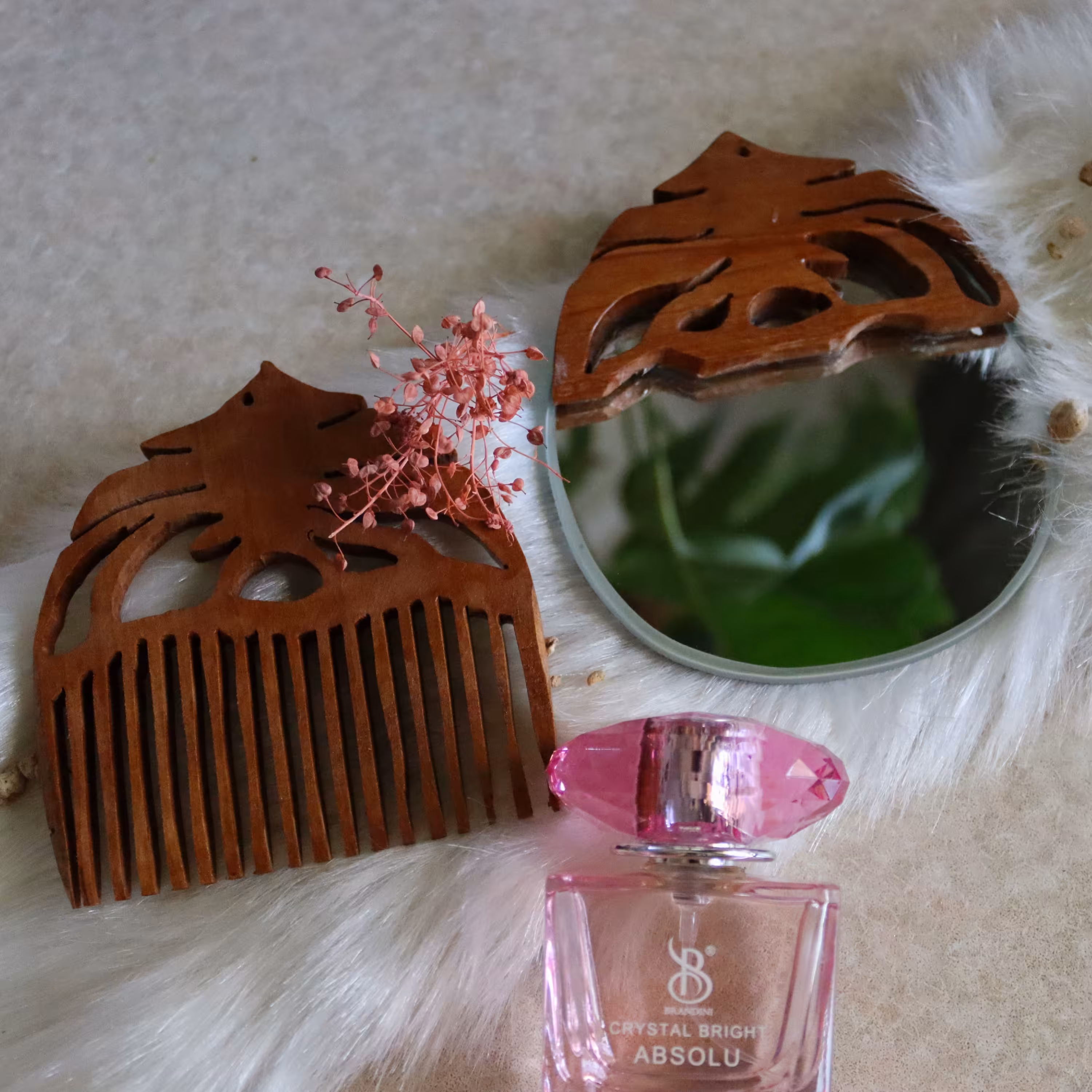 شانه و آیینه چوبی