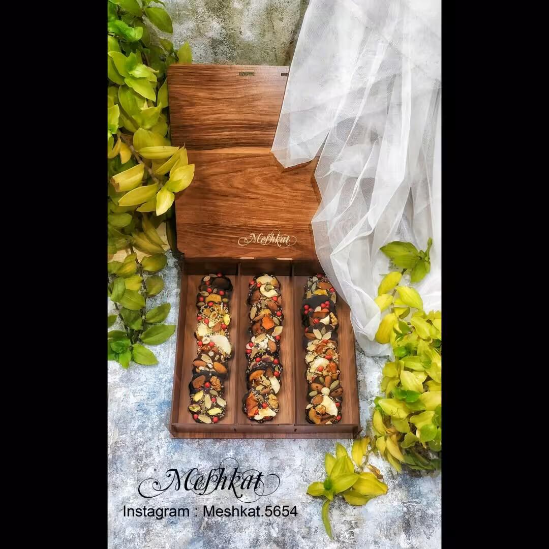 شکلات هدیه .جعبه شکلات .شکلاتجعبه چوبی تلخ .کرج .هدیه .هدیه ولنتاین .هدیه تولد .