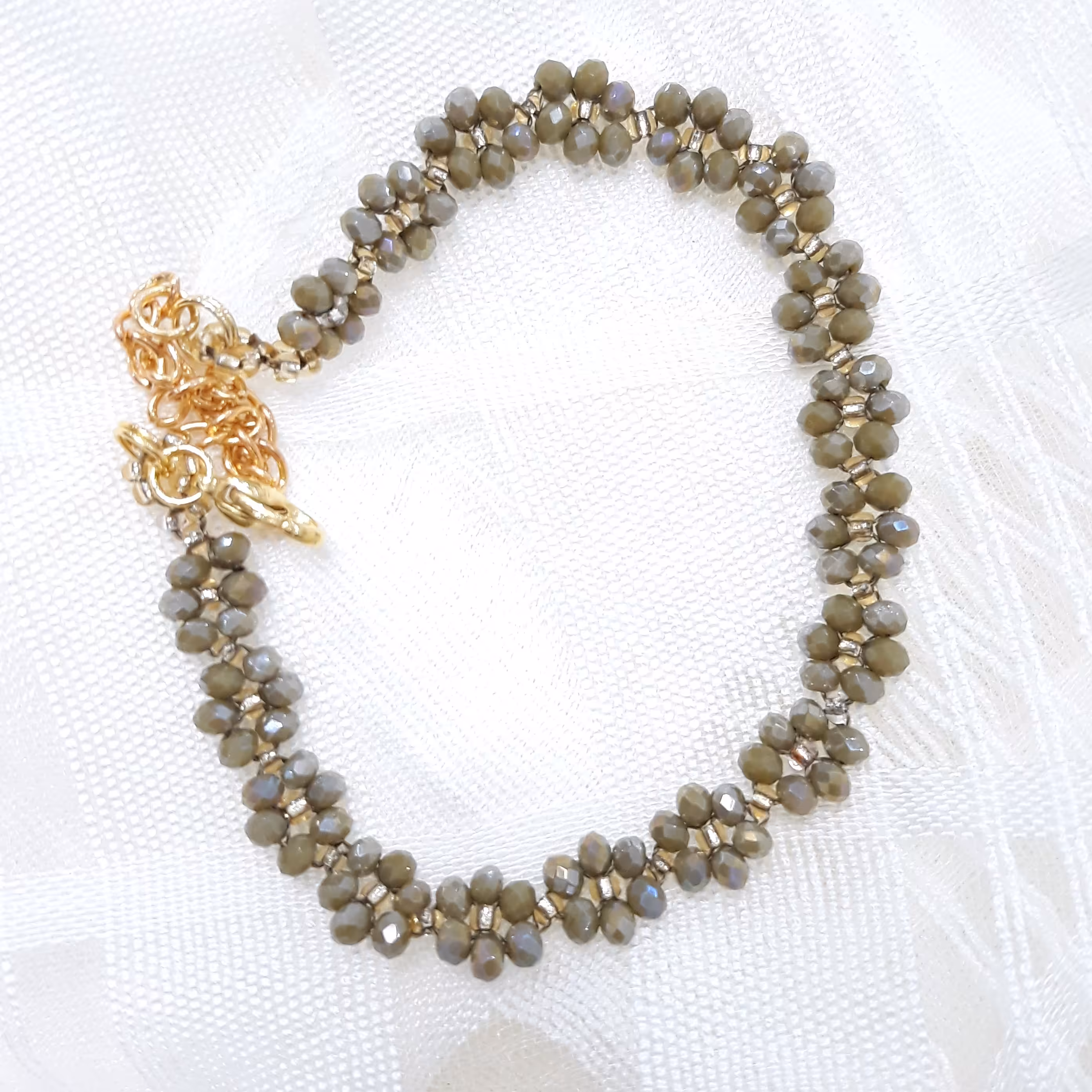 دستبند کریستالی سبز و طلایی طرح گل 