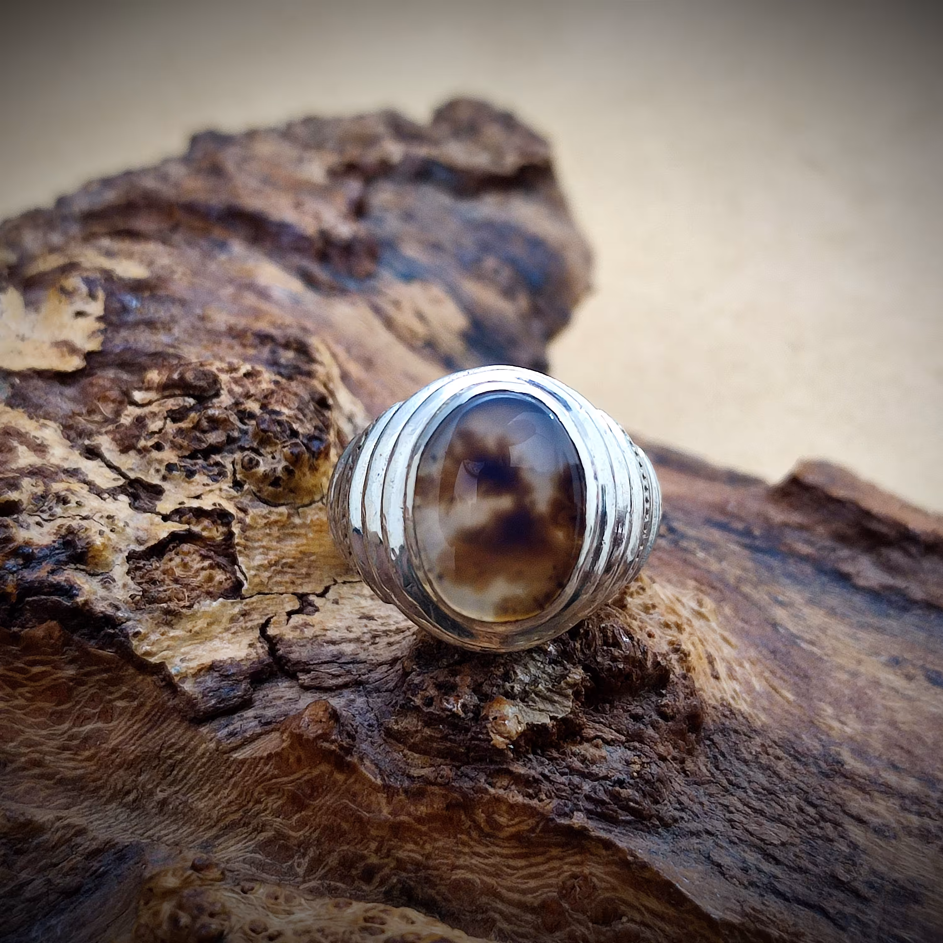 انگشتر نقره مردانه دستساز با نگین عقیق شجر قائن اصیل و طبیعی