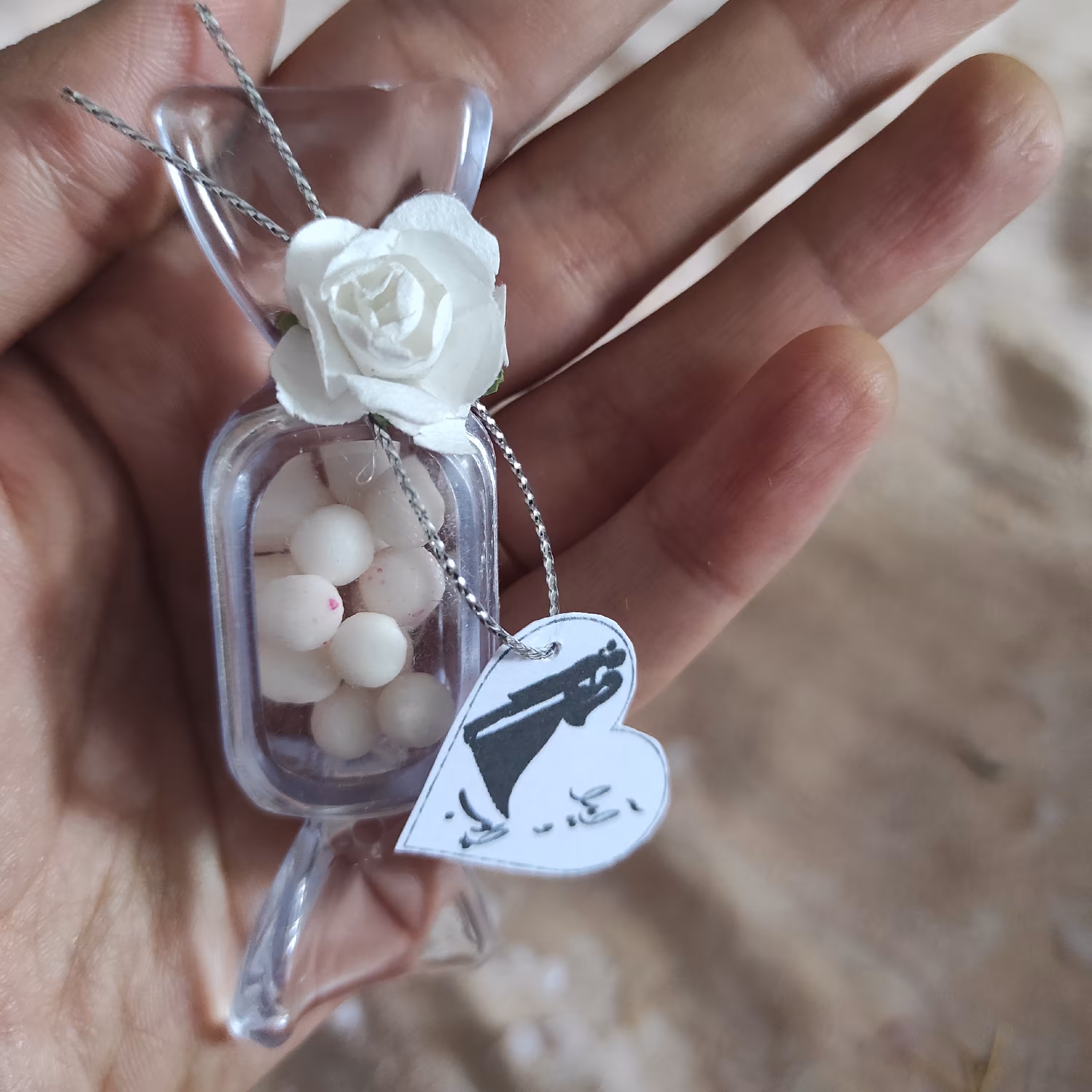 گیفت شکلاتی با گل سفید 