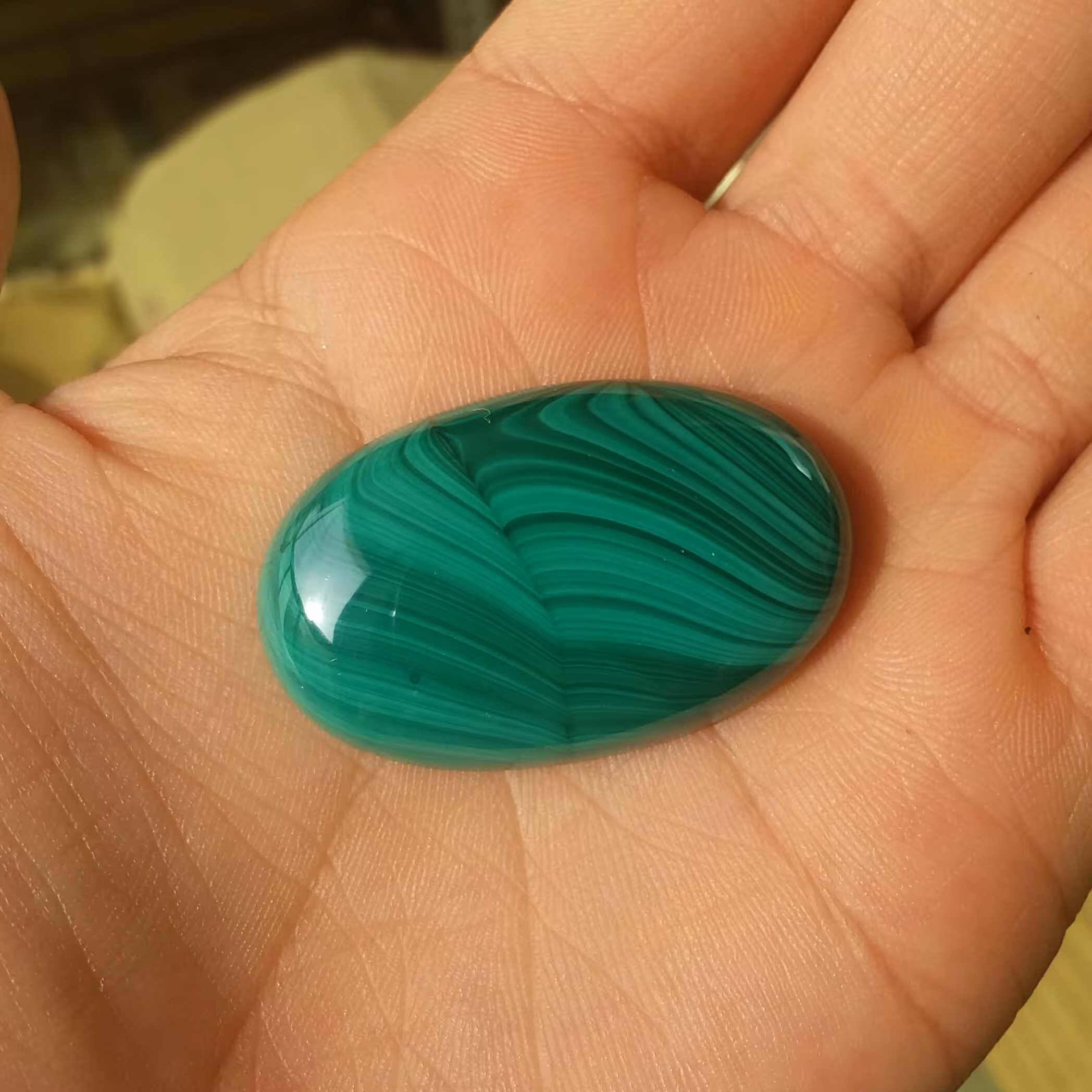 نگین مالاکیت بسیار خاص و زیبا خوش رنگ و پولیش آیینه ای نگینی بی نظیر و چشم نواز