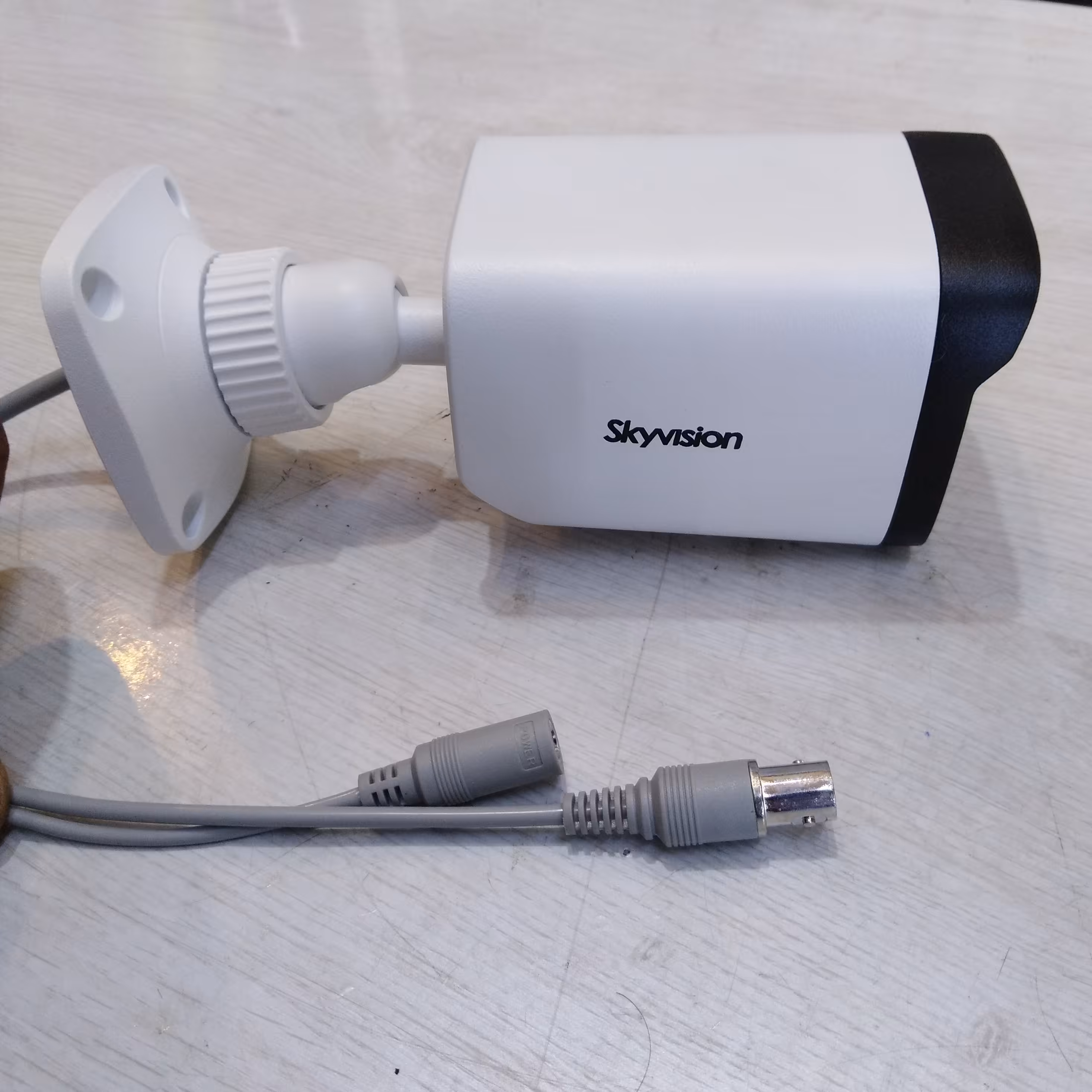 دوربین مداربسته برند sky سیماران 5مگاپیکسل وارم لایت دید در شب رنگی