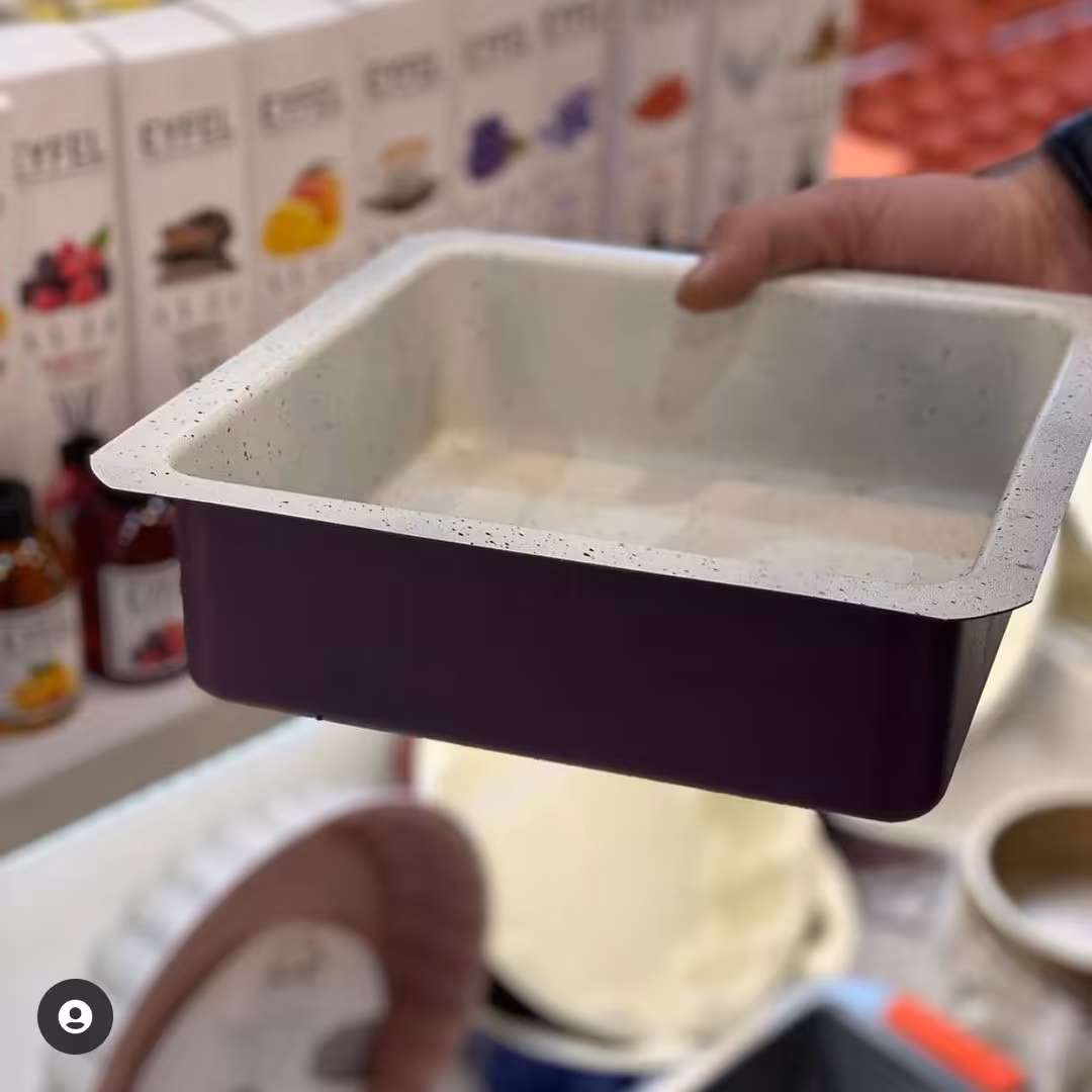 قالب تفلون گرانیتی مربع اندازه هر طرف از لبه ها 18 سانت ارتفاع 7 سانت