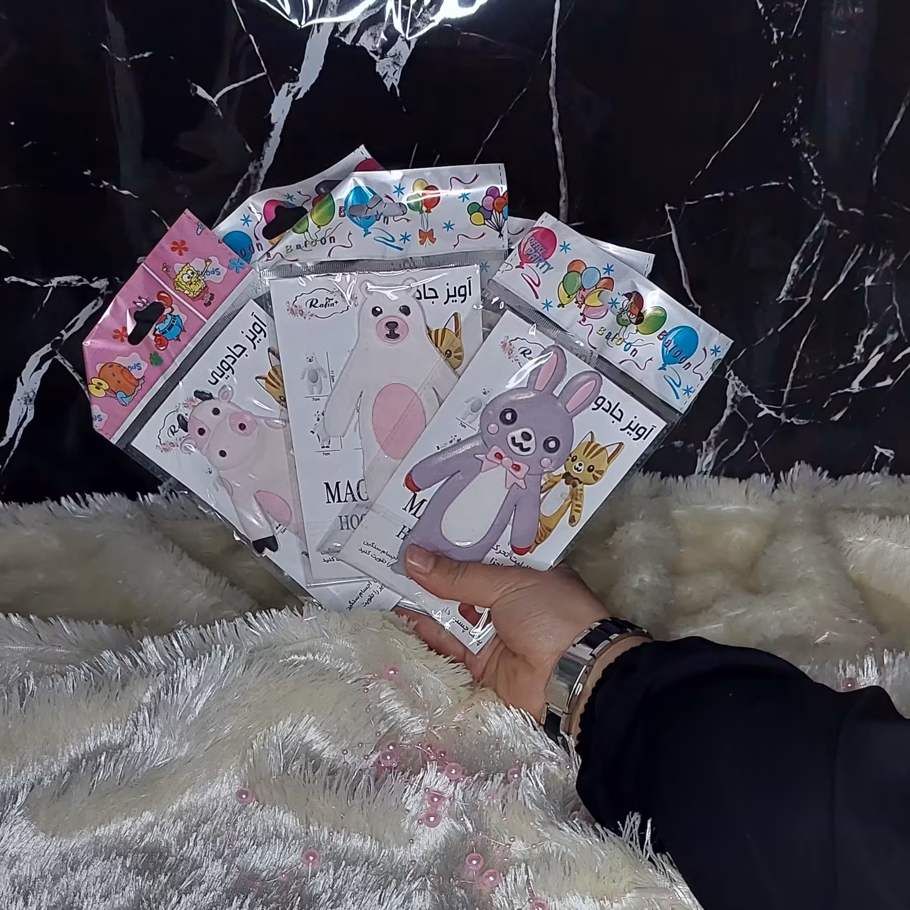 آویزجادویی پشت چسب دار