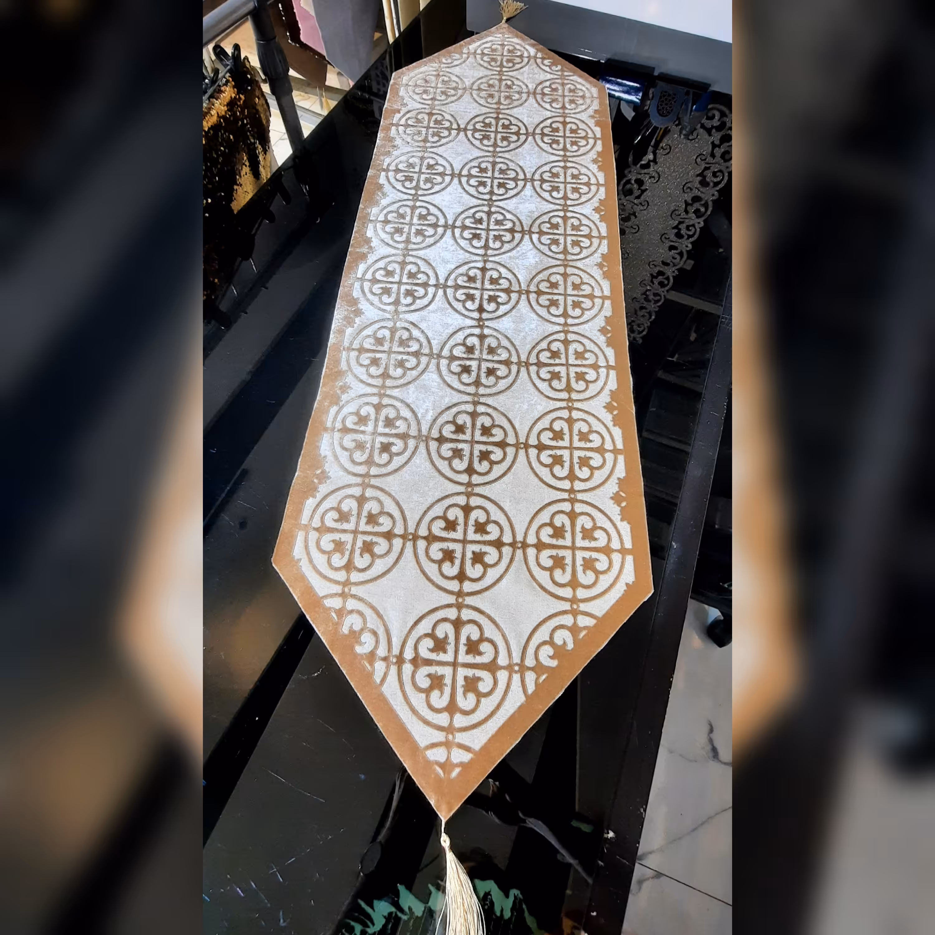 رومیزی نهارخوری مخمل دوبل رنگ کرم نسکافه بسیار زیبا و شیک سایز 130در40