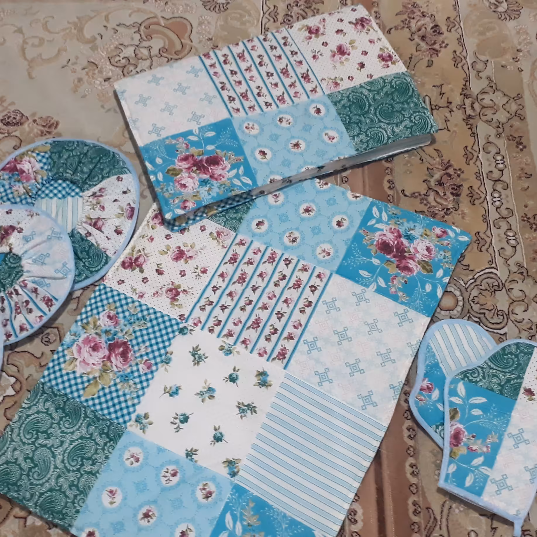 ست 6 پارچه سرویس اشپزخانه شامل نگیر ،سه تا دمکنی ، یه جفت دستکش فر