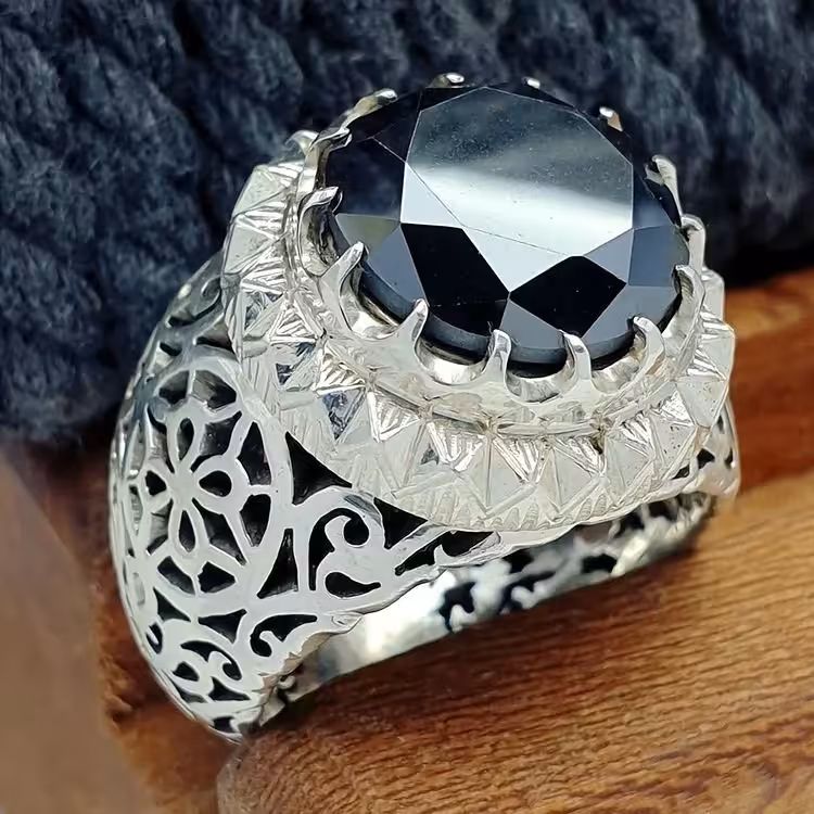 نگین موزینایت سیاه اصلی . با رکاب نقره تمام دستساز زیبای مردانه مشبک کاری