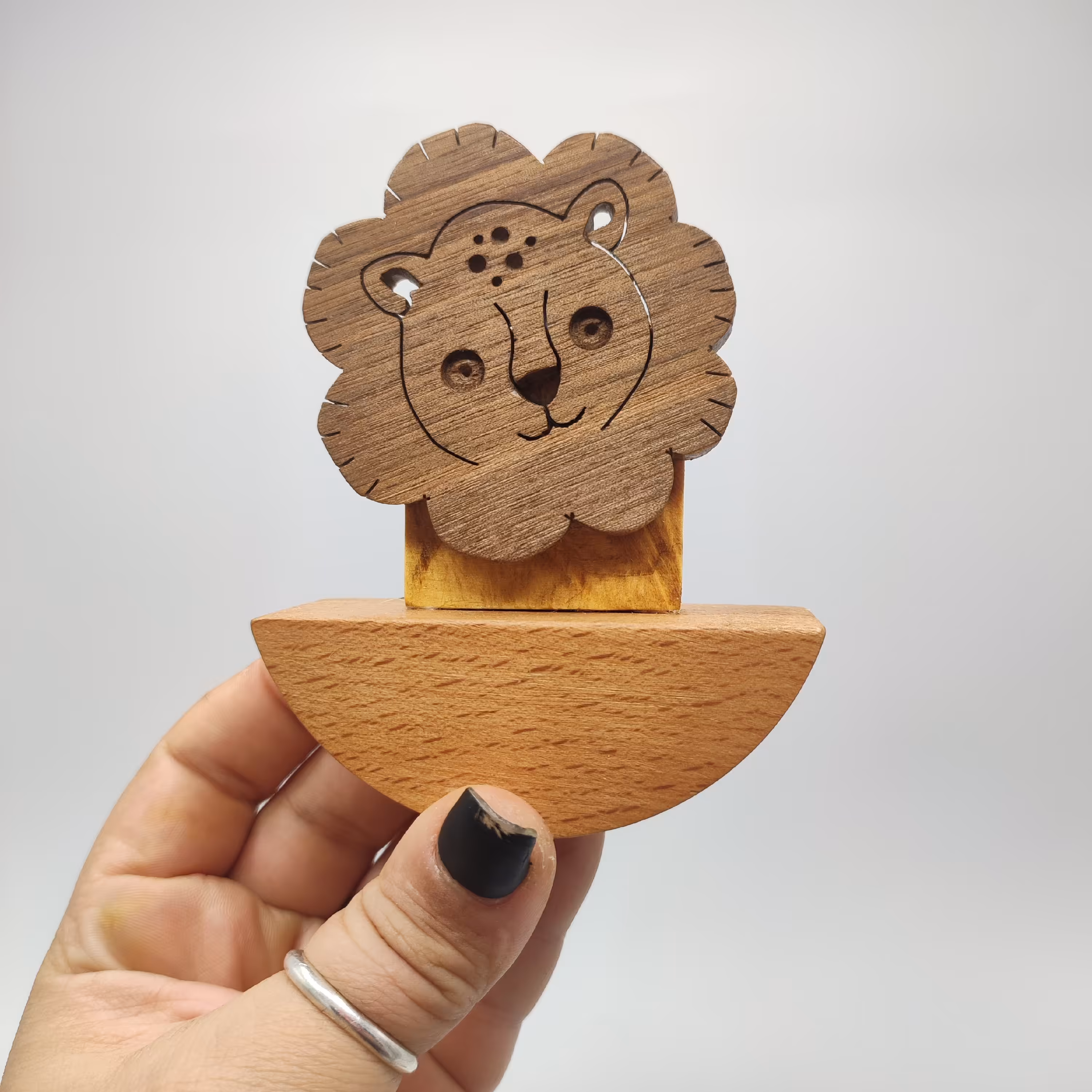 اسباب بازی الاکلنگی چوبی. دست ساز. چوب گردو. طرح شیر مهربون