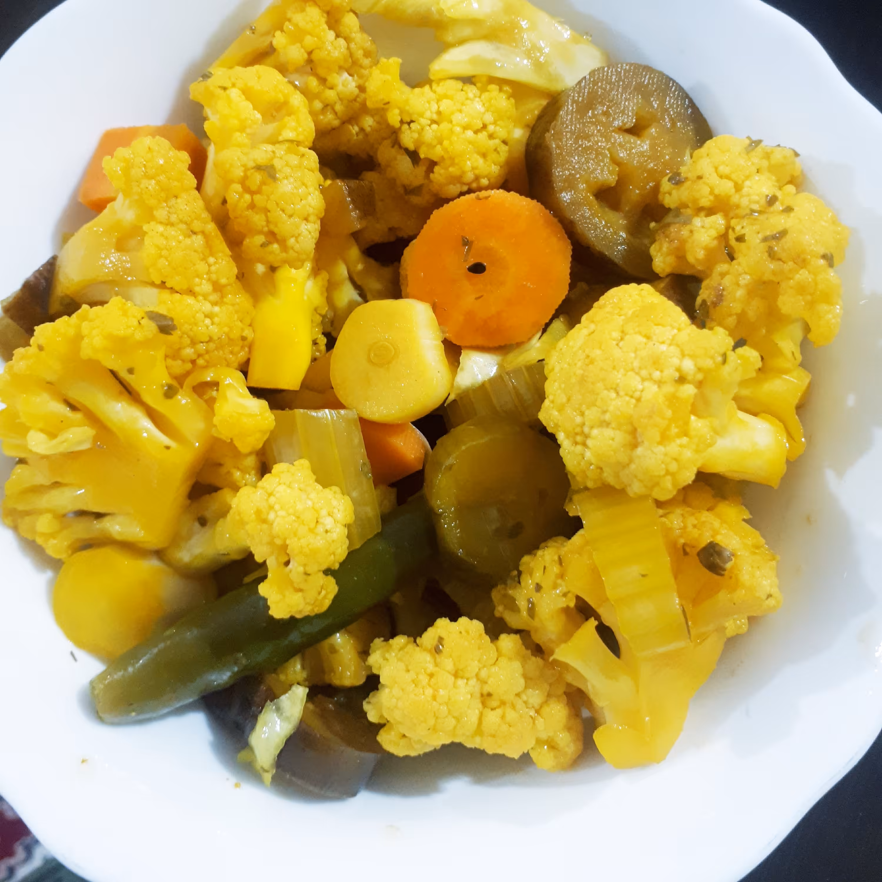 ترشی مخلوط یا هفته بیجار در بسته بندی چهار کیلویی