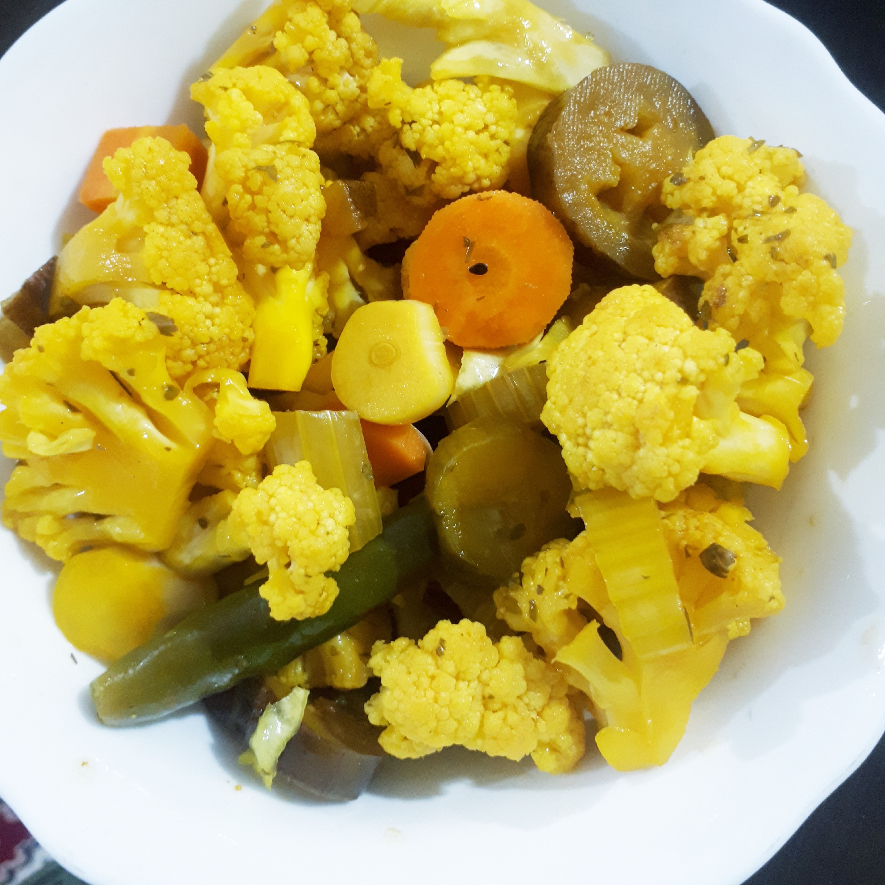 ترشی مخلوط یا هفته بیجار در بسته بندی چهار کیلویی